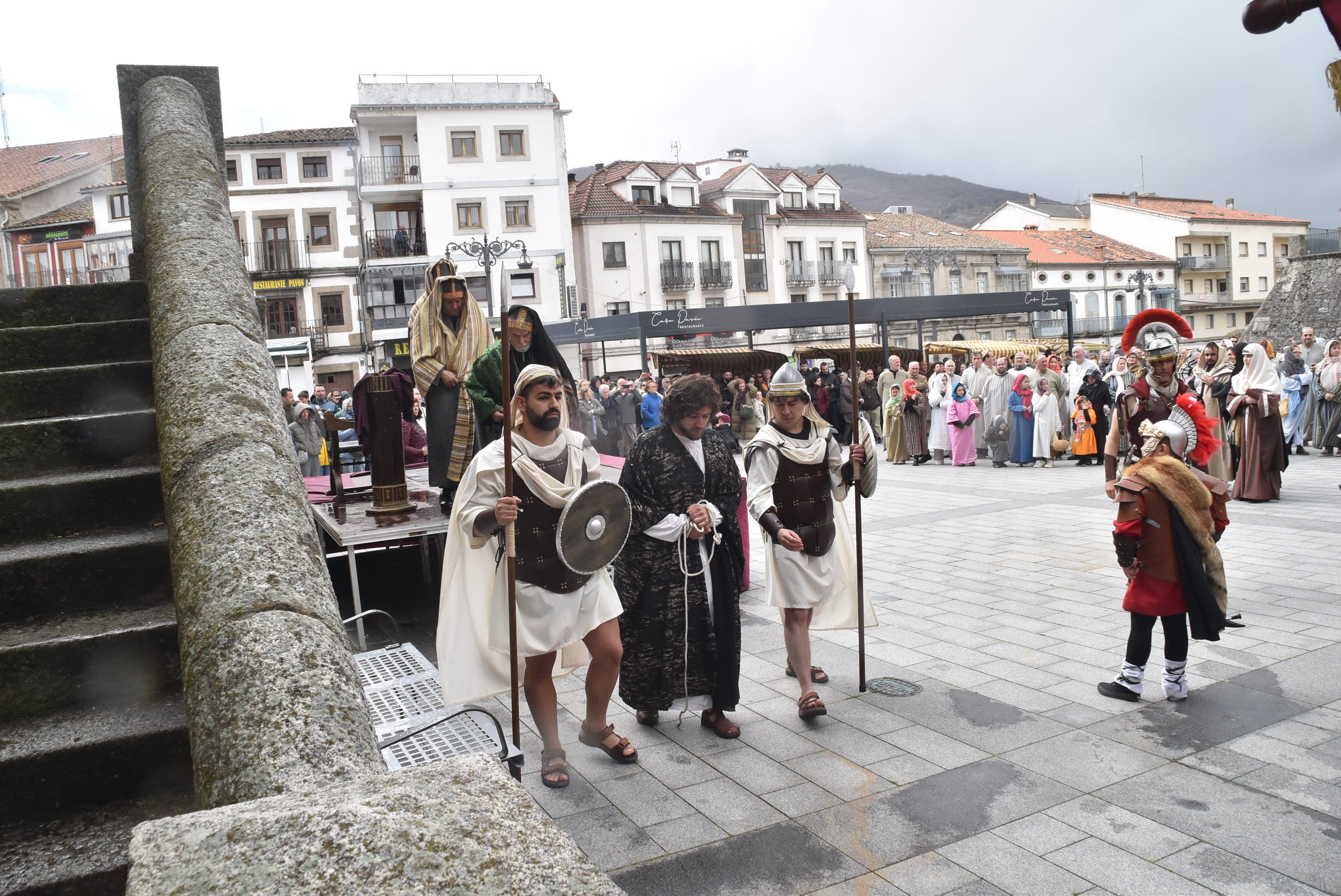Béjar reta a la lluvia y escenifica la sentencia de Jesús en la Plaza Mayor