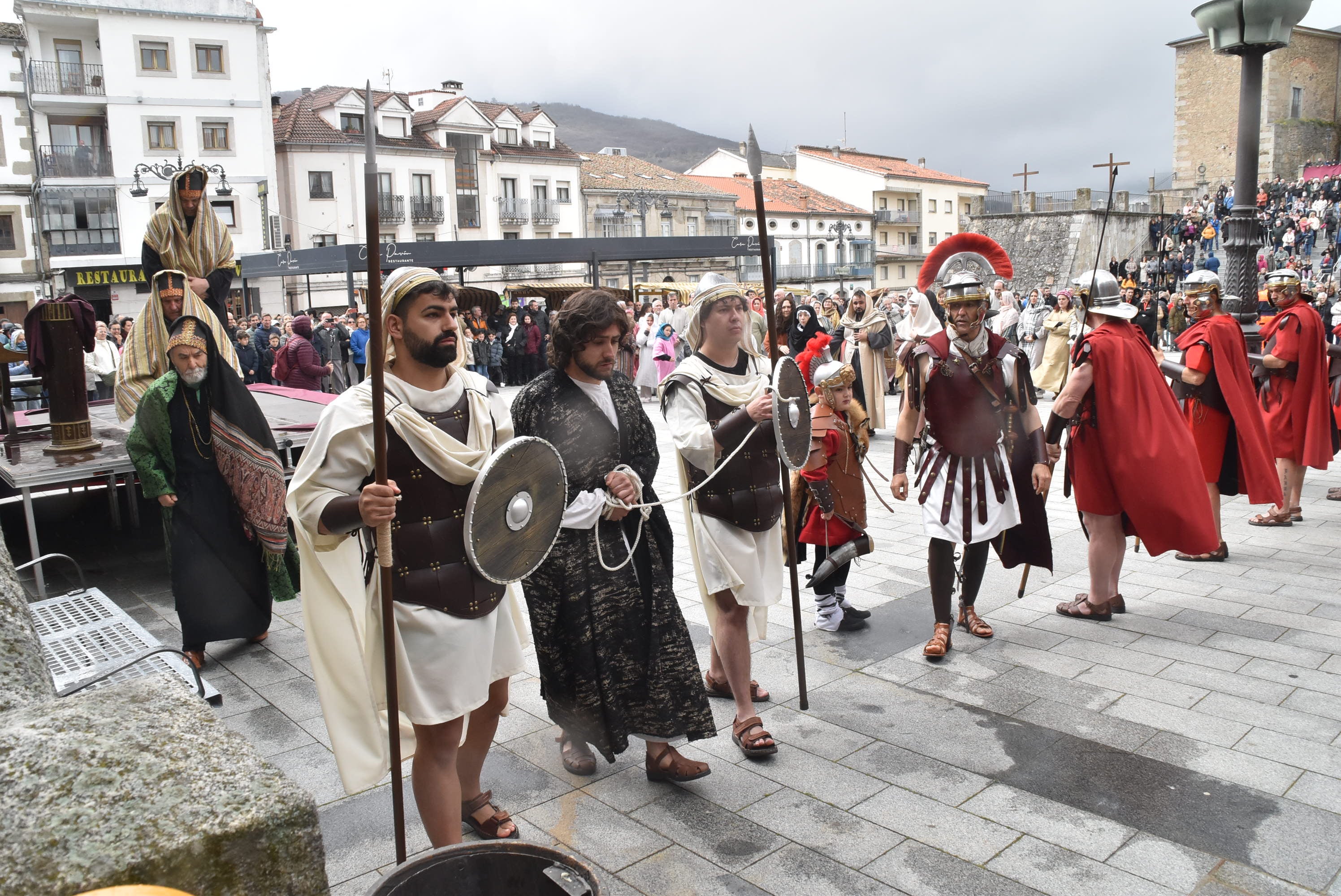Béjar reta a la lluvia y escenifica la sentencia de Jesús en la Plaza Mayor