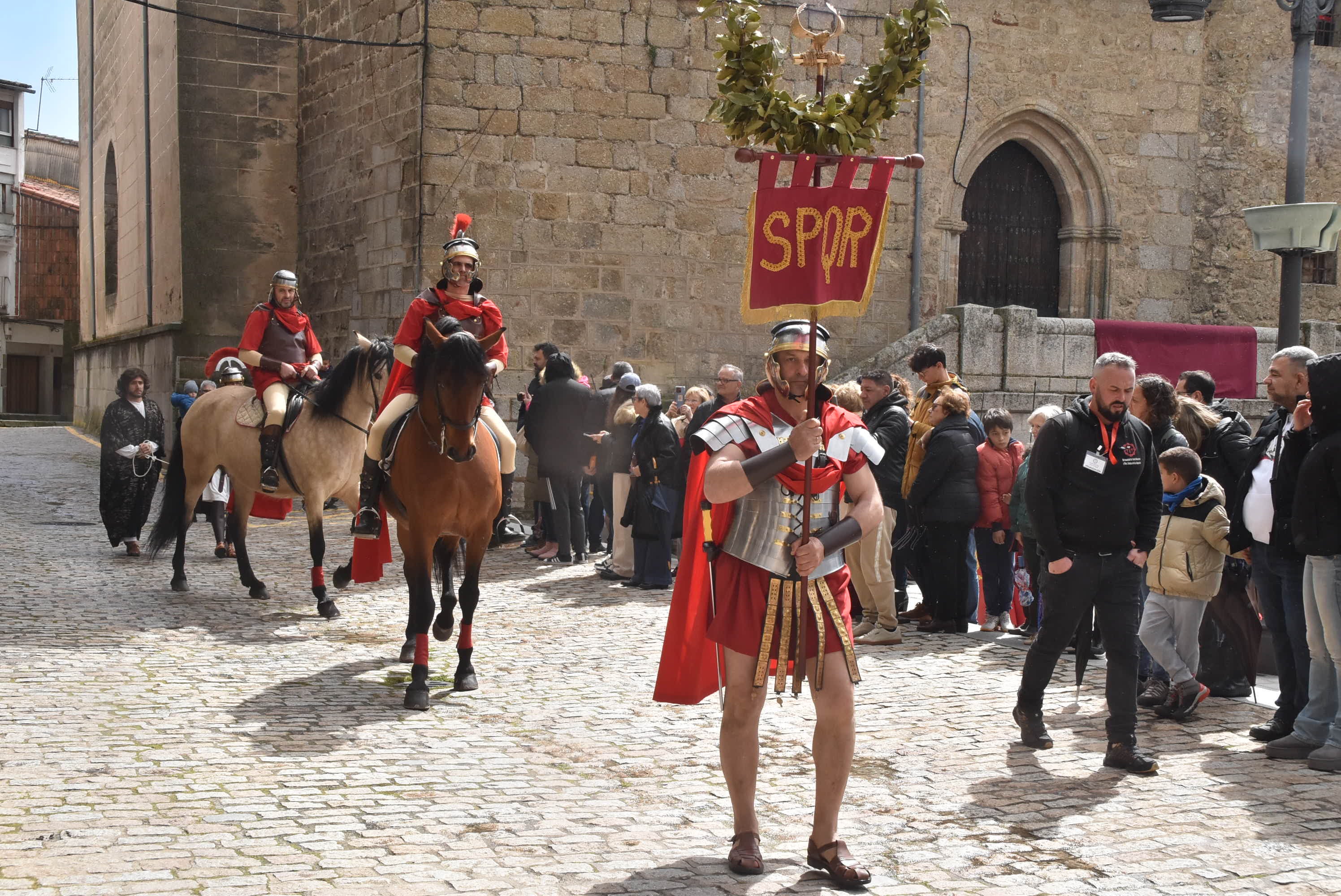 Béjar reta a la lluvia y escenifica la sentencia de Jesús en la Plaza Mayor