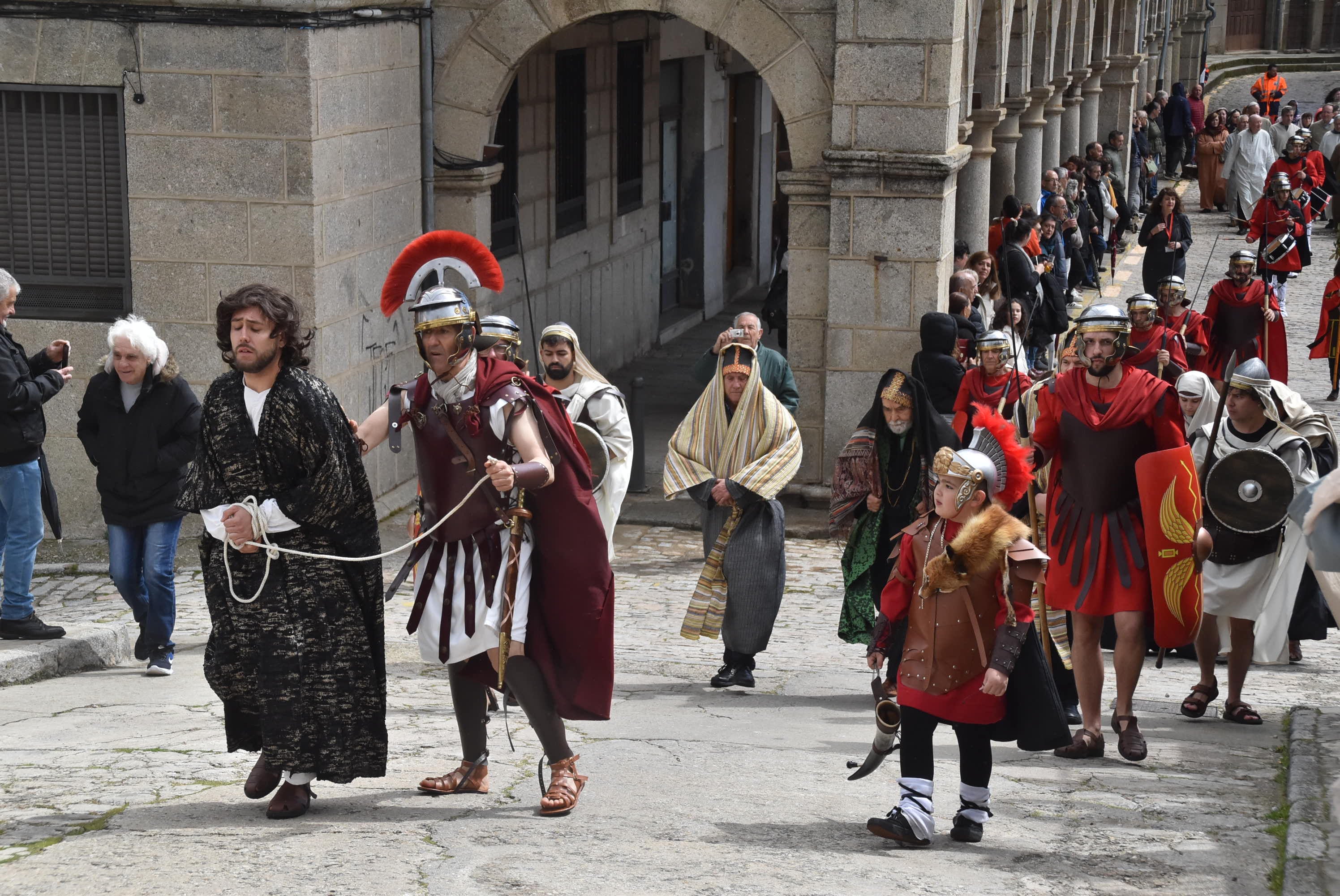 Béjar reta a la lluvia y escenifica la sentencia de Jesús en la Plaza Mayor