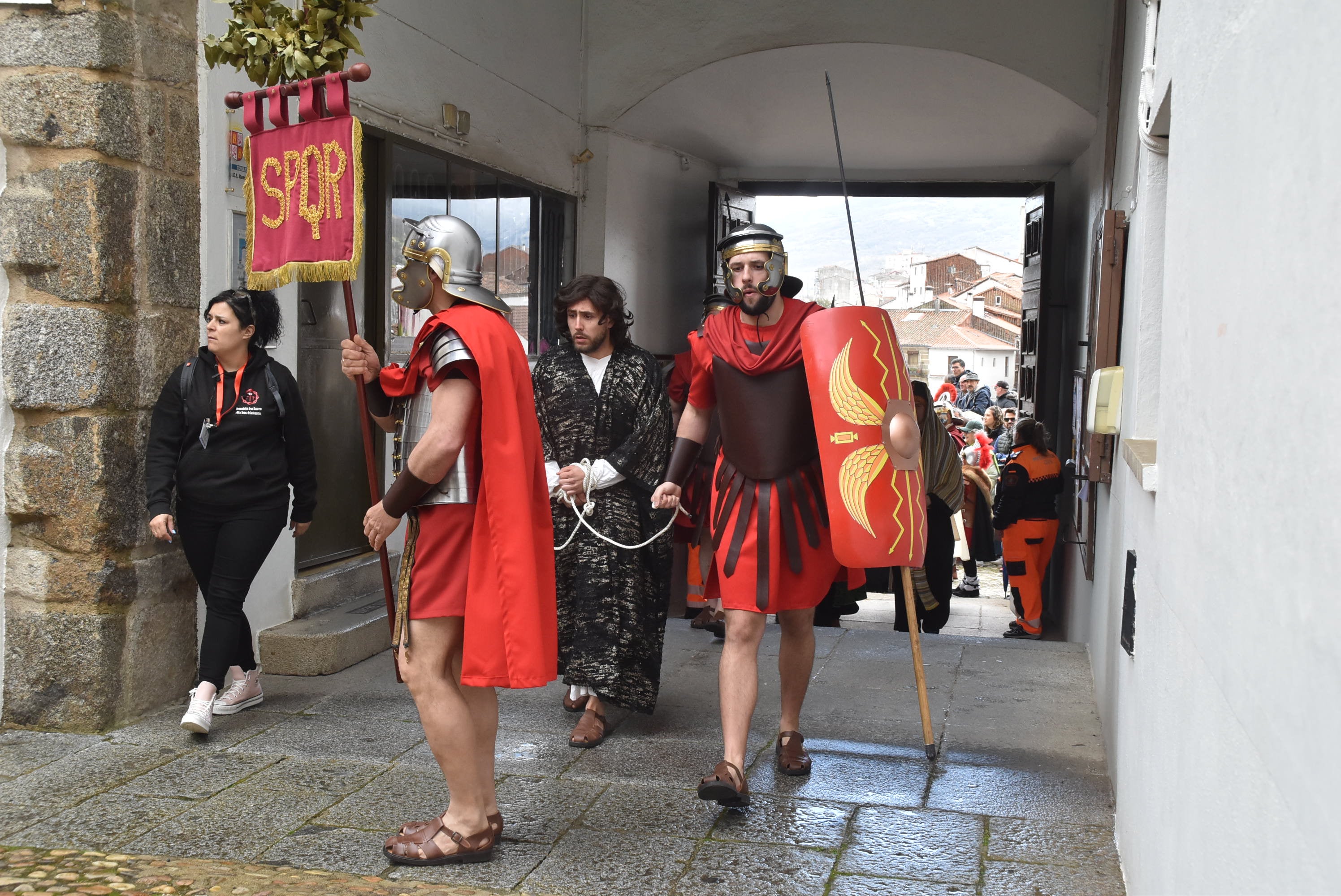 Béjar reta a la lluvia y escenifica la sentencia de Jesús en la Plaza Mayor