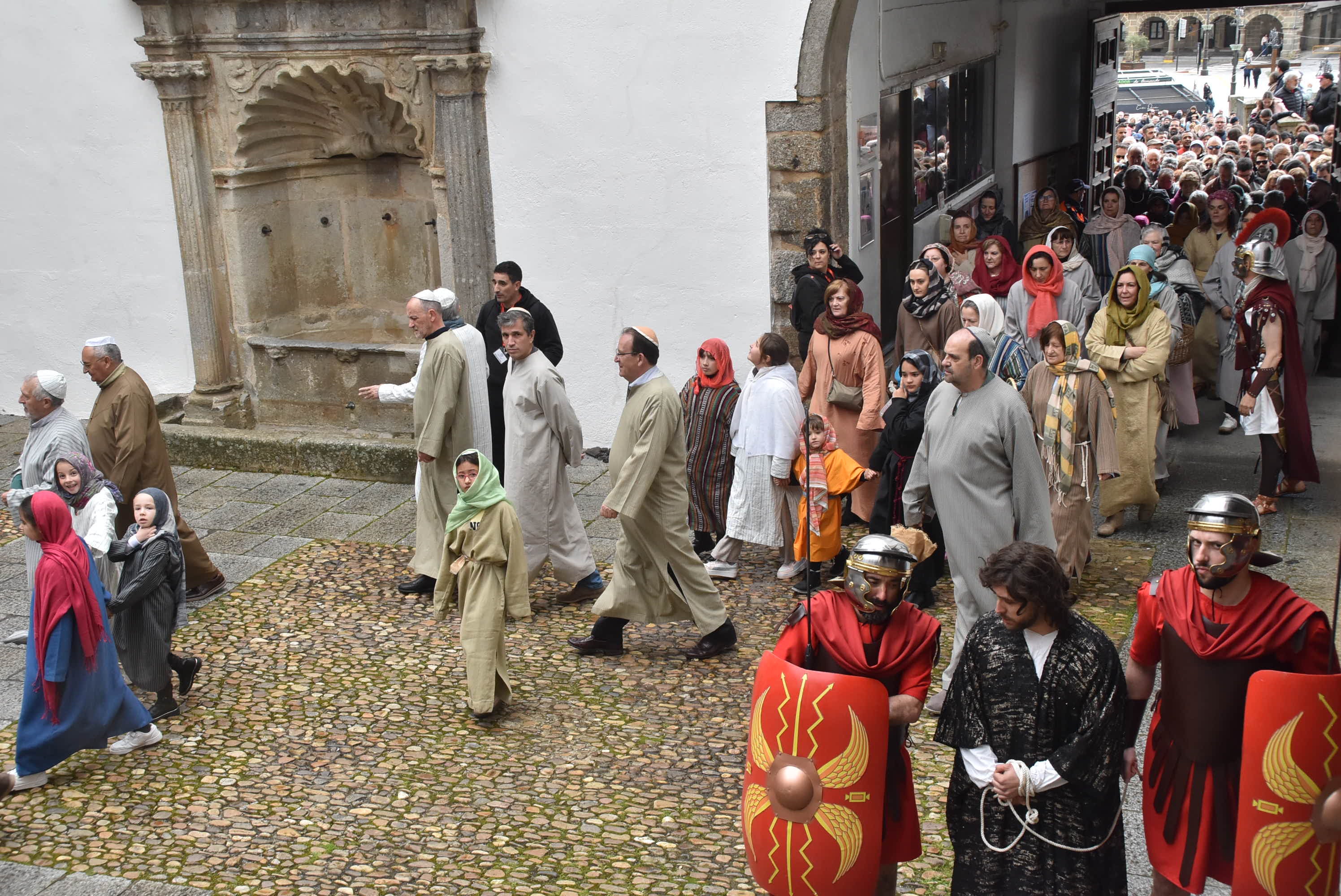 Béjar reta a la lluvia y escenifica la sentencia de Jesús en la Plaza Mayor