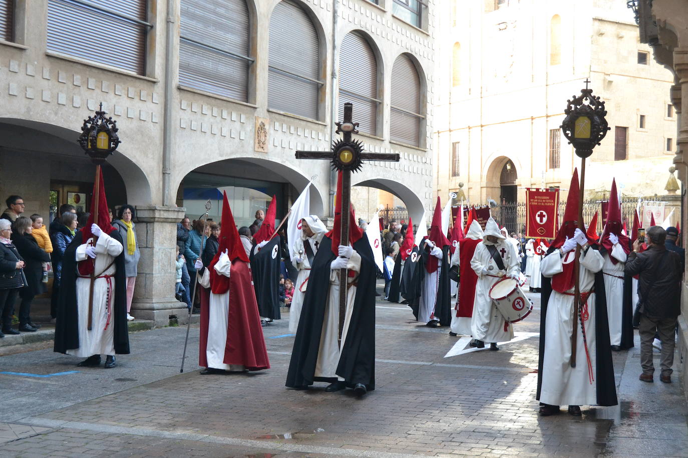 El Santo Entierro recorre Ciudad Rodrigo entre devoción y emoción