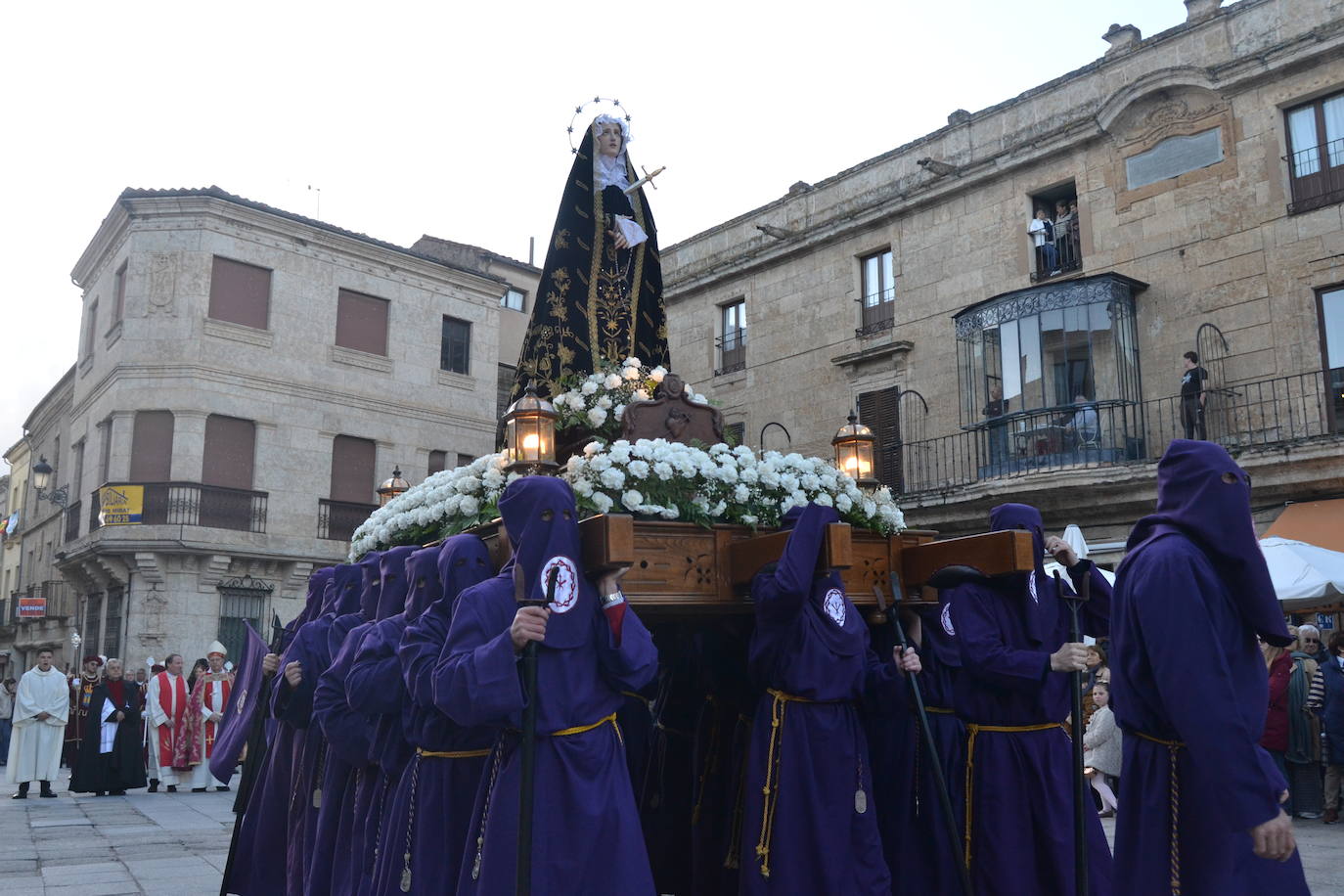 El Santo Entierro recorre Ciudad Rodrigo entre devoción y emoción