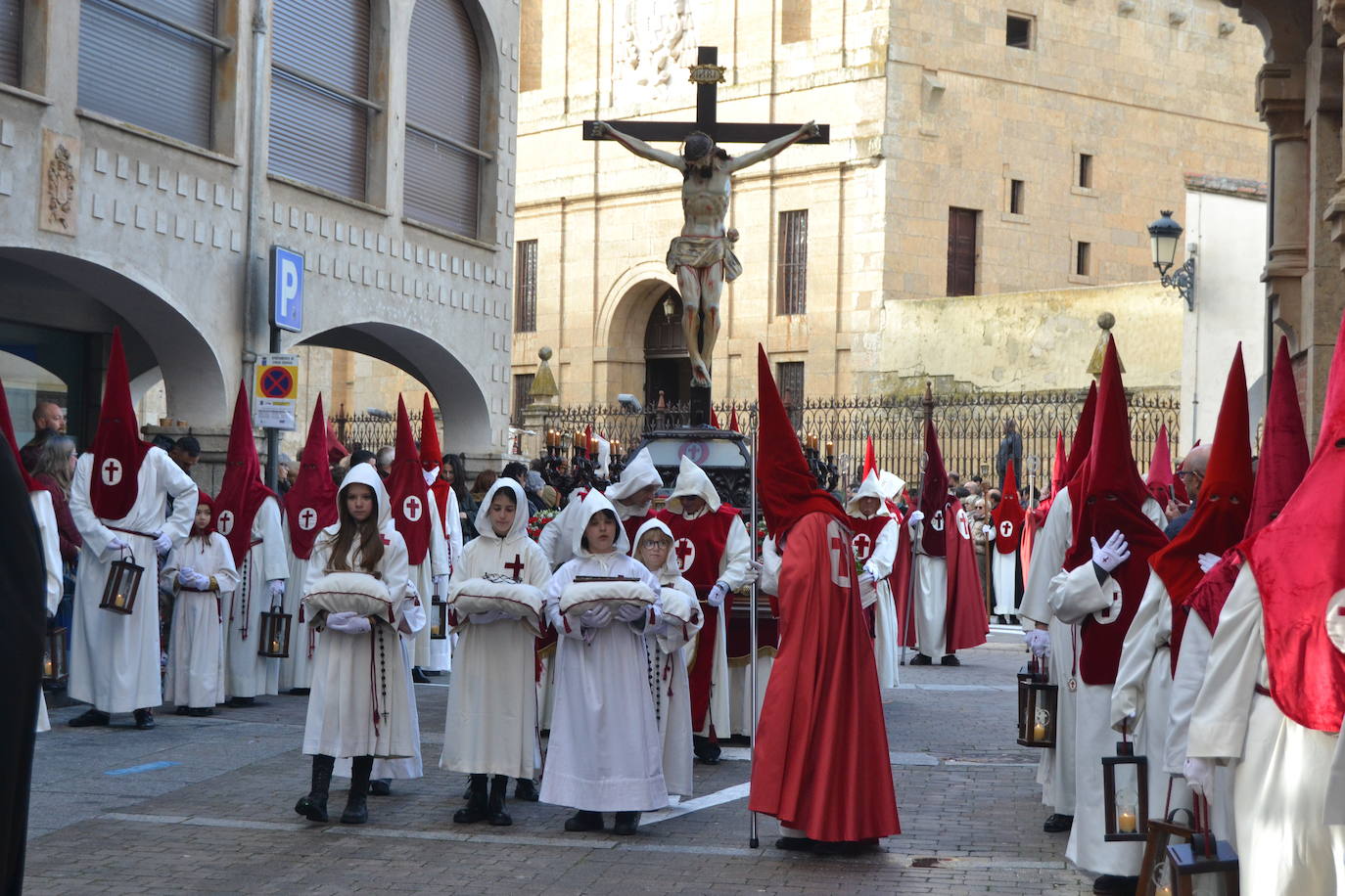 El Santo Entierro recorre Ciudad Rodrigo entre devoción y emoción