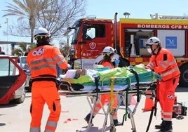 Imagen de archivo de Bomberos del Consorcio Provincial de Málaga y de sanitarios de 061.