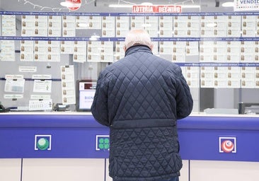 Un salmantino, comprando un boleto de lotería en una administración de la capital.