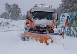 Una máquina quitanieves trabaja en una carretera.