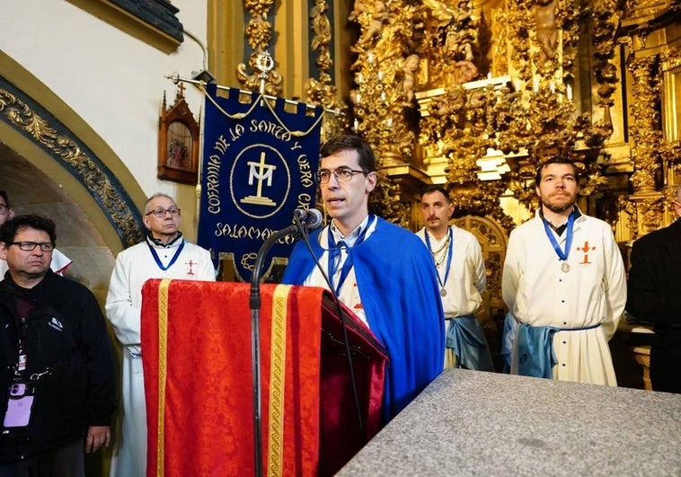 El hermano mayor de la Ilustre Cofradía de la Santa Cruz del Redentor y de la Purísima Concepción, Tomás González, comunicando la decisión.
