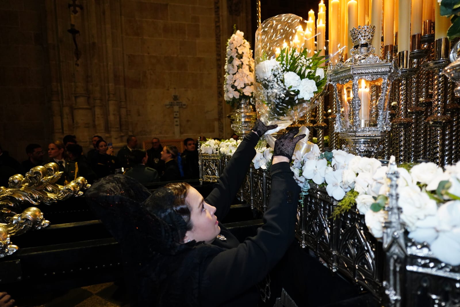 El &#039;cortejo&#039; de Nuestra Señora de la Soledad en la Catedral Nueva, en imágenes