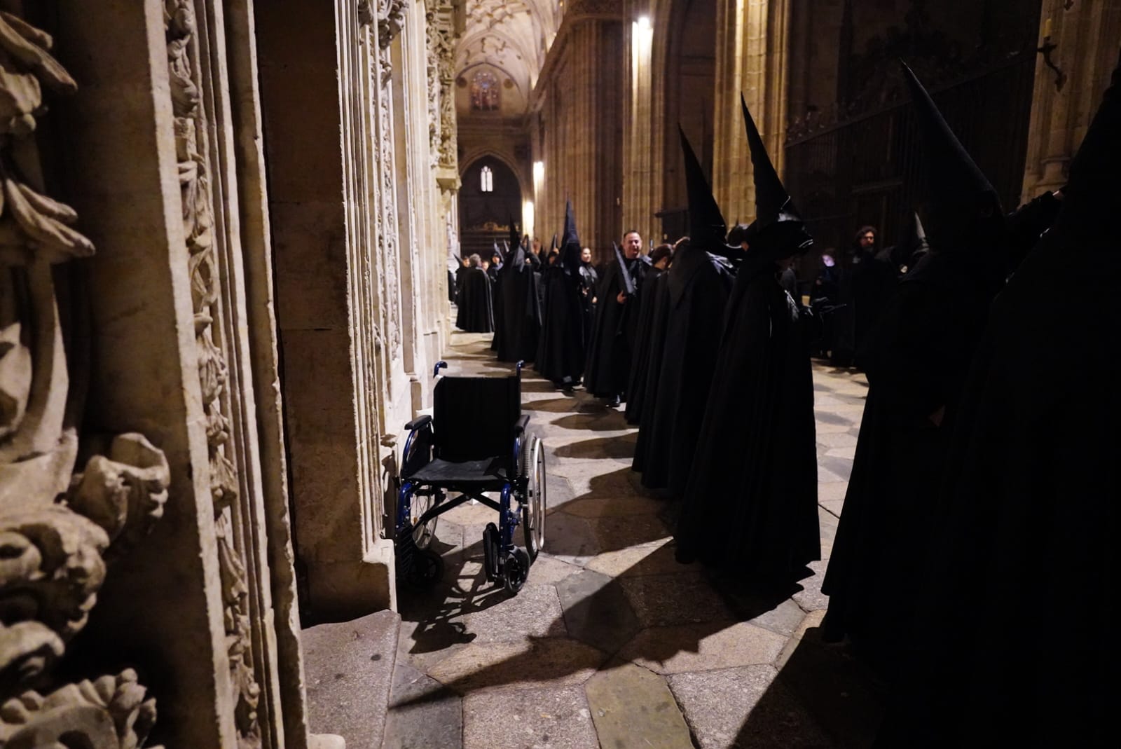 El &#039;cortejo&#039; de Nuestra Señora de la Soledad en la Catedral Nueva, en imágenes
