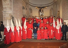 Los cofrades del Cristo de la Salud en la iglesia de San Juan.