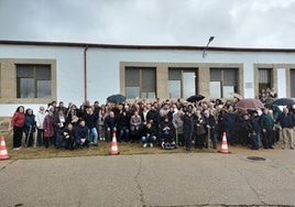 Foto de familia para el recuerdo en una jornada desapacible por la lluvia y el frío