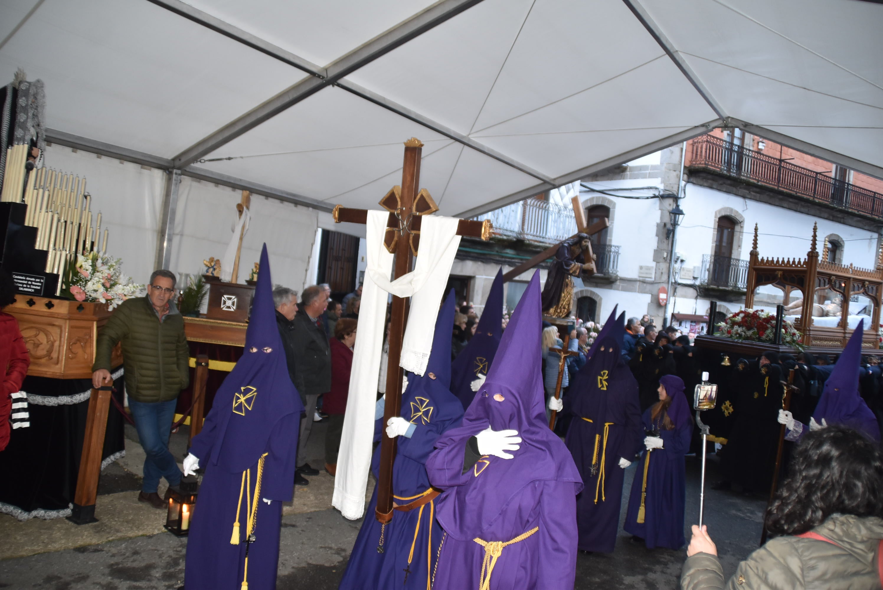 La lluvia obliga a acortar la procesión del Santo Entierro