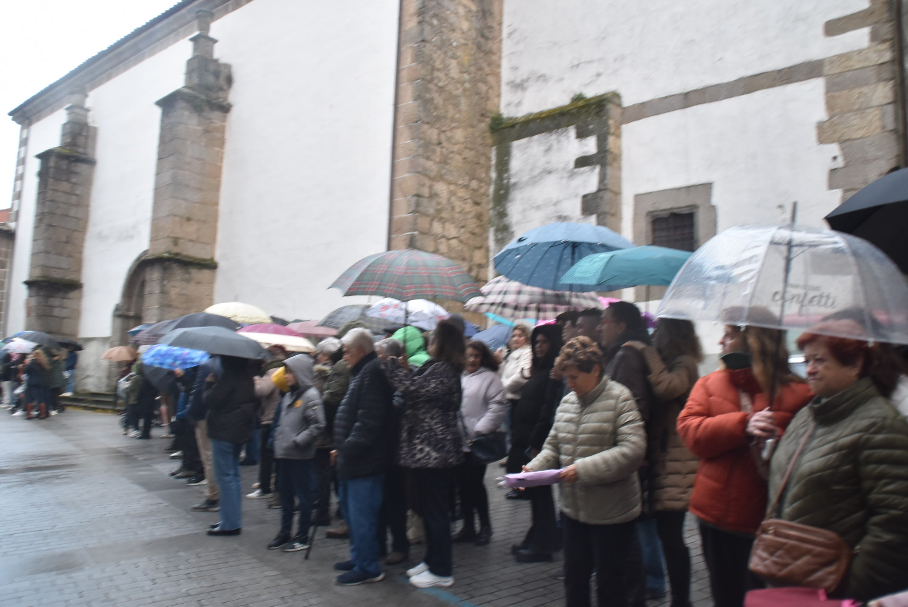 La lluvia obliga a acortar la procesión del Santo Entierro