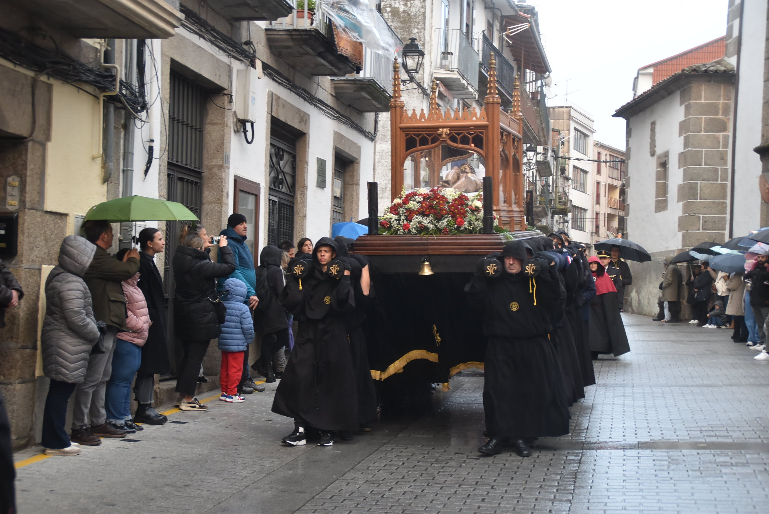 La lluvia obliga a acortar la procesión del Santo Entierro