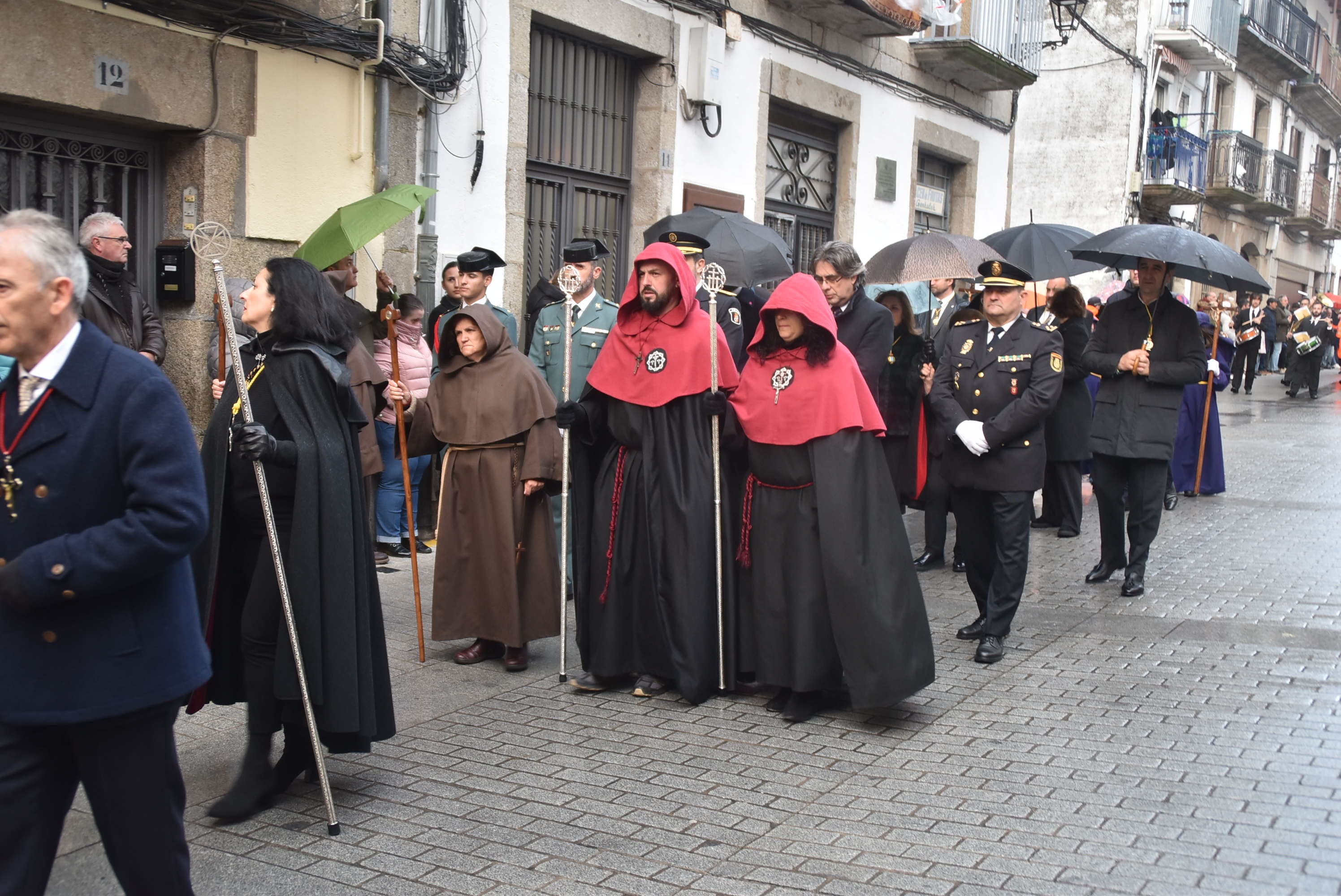 La lluvia obliga a acortar la procesión del Santo Entierro