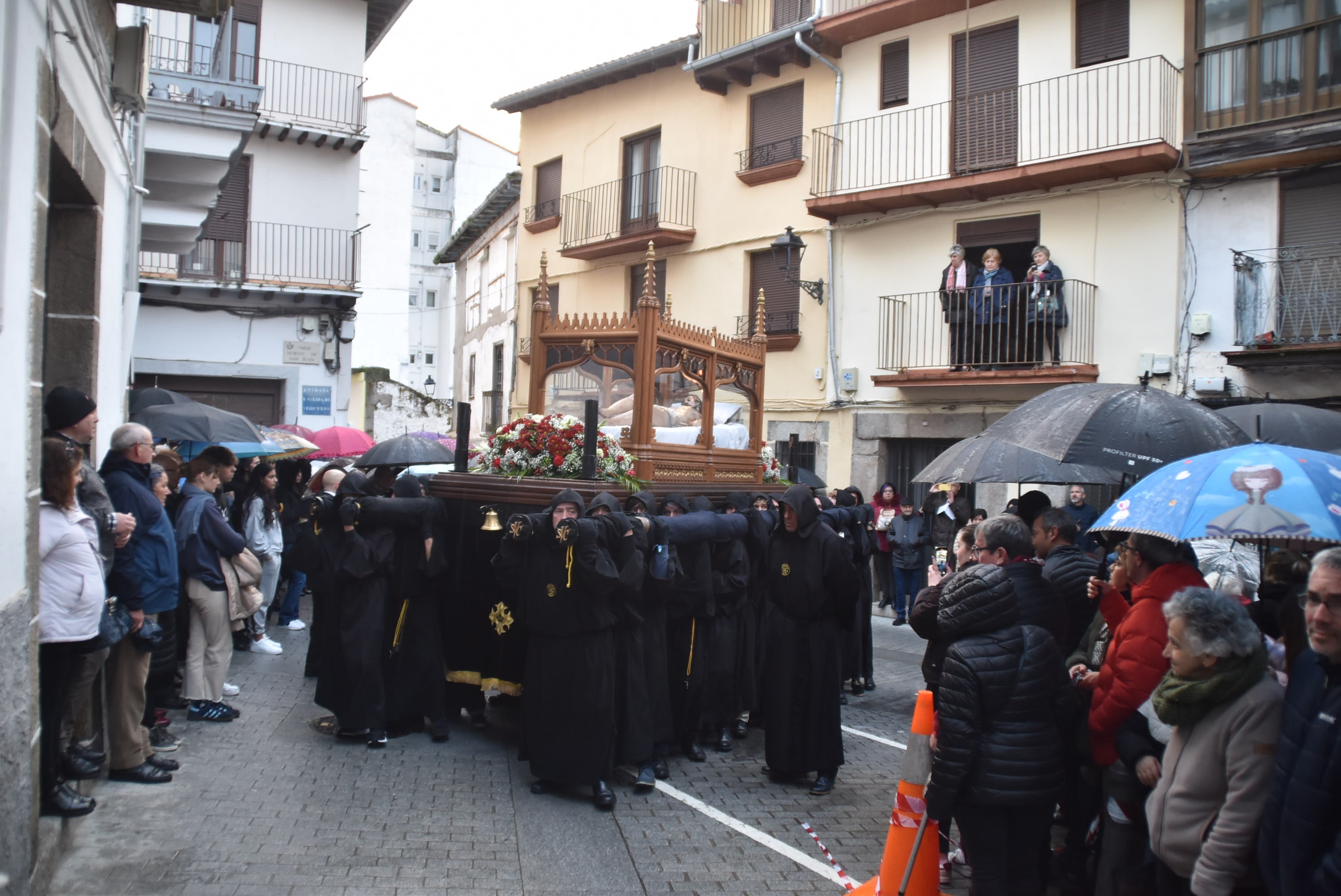 La lluvia obliga a acortar la procesión del Santo Entierro