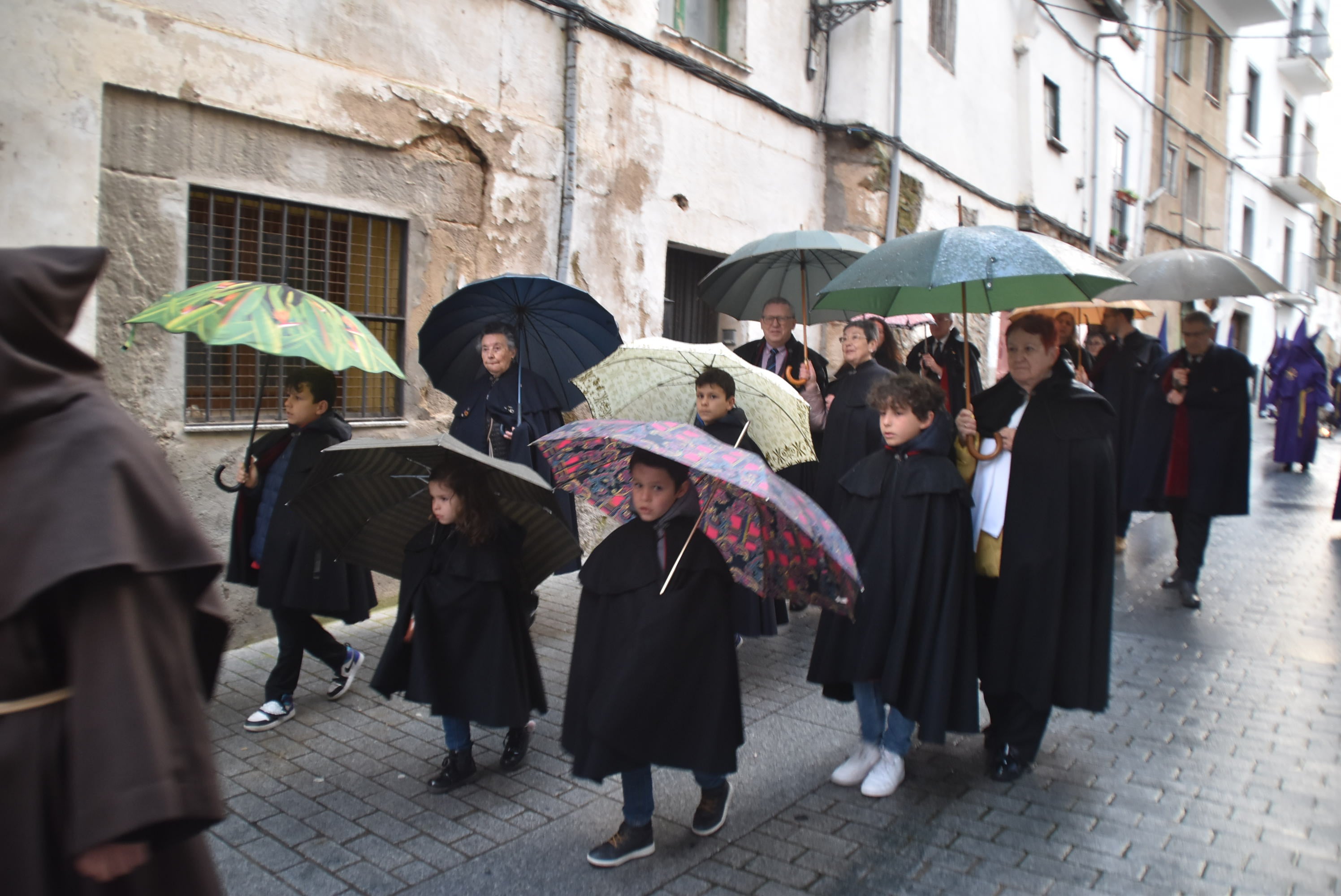 La lluvia obliga a acortar la procesión del Santo Entierro