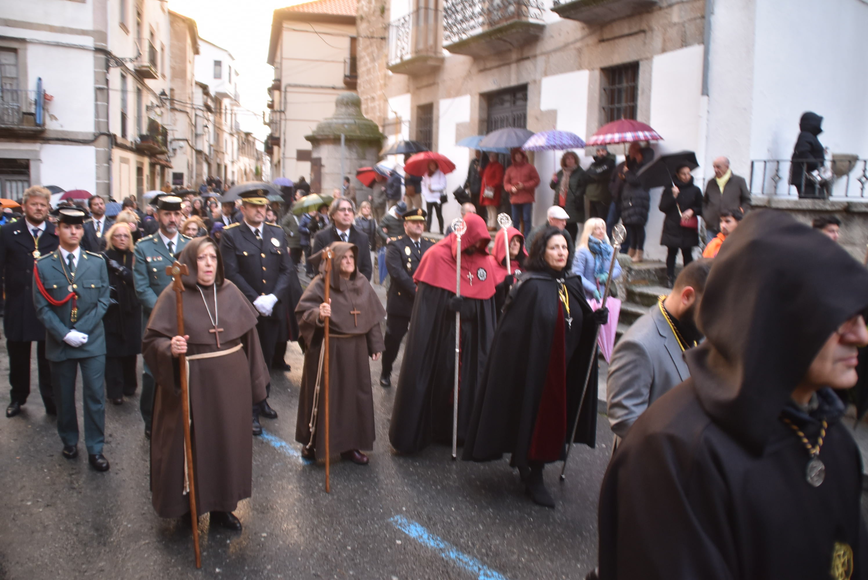 La lluvia obliga a acortar la procesión del Santo Entierro