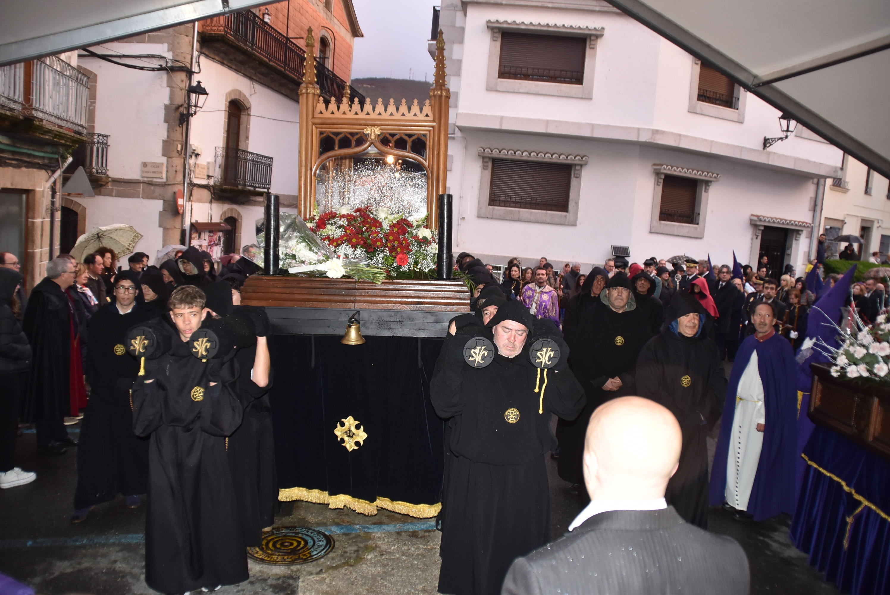 La lluvia obliga a acortar la procesión del Santo Entierro