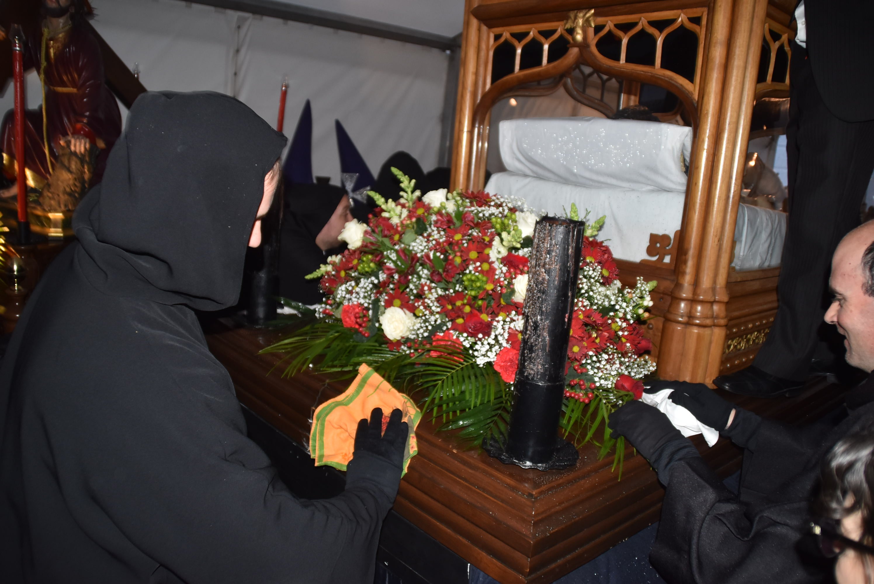 La lluvia obliga a acortar la procesión del Santo Entierro