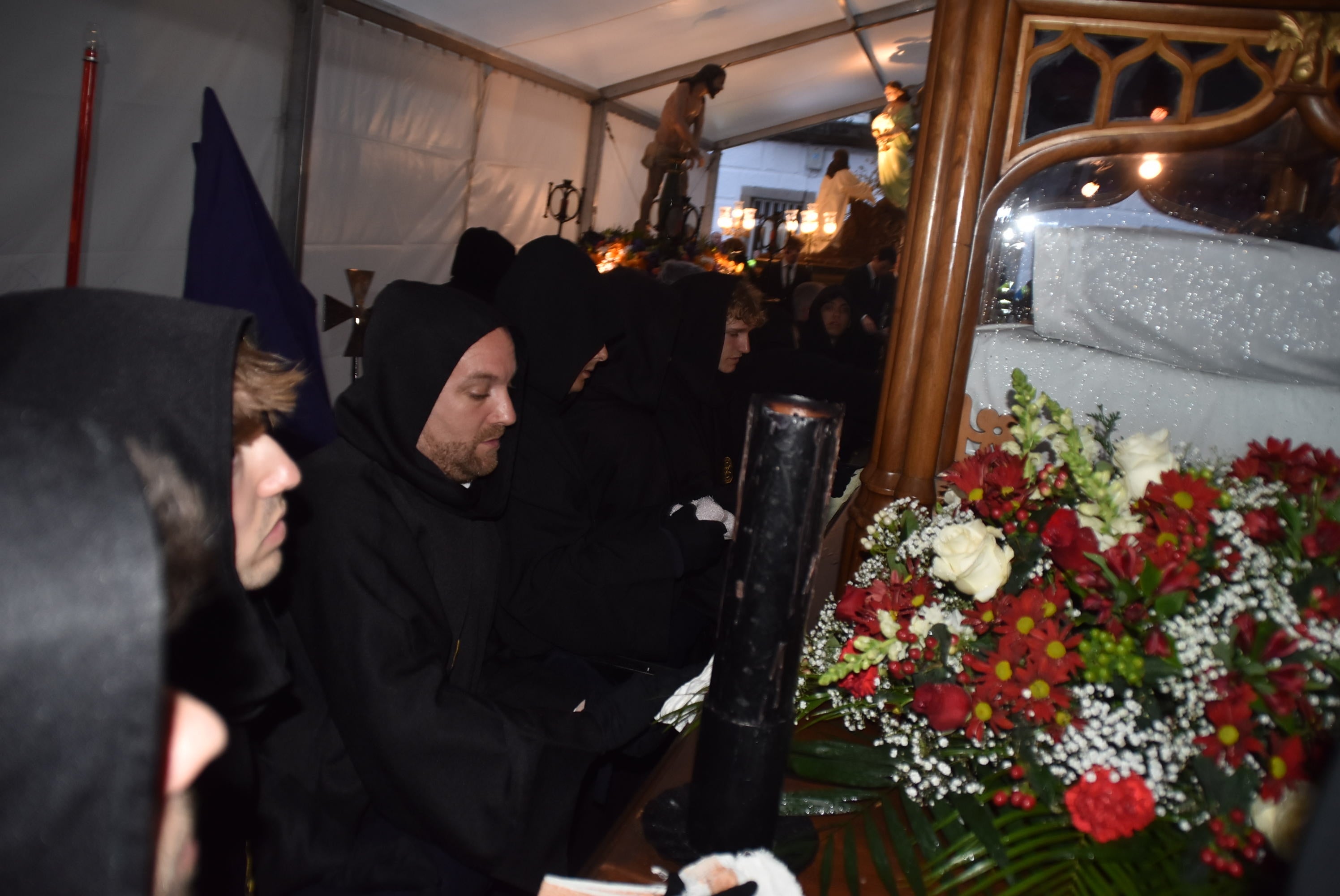 La lluvia obliga a acortar la procesión del Santo Entierro