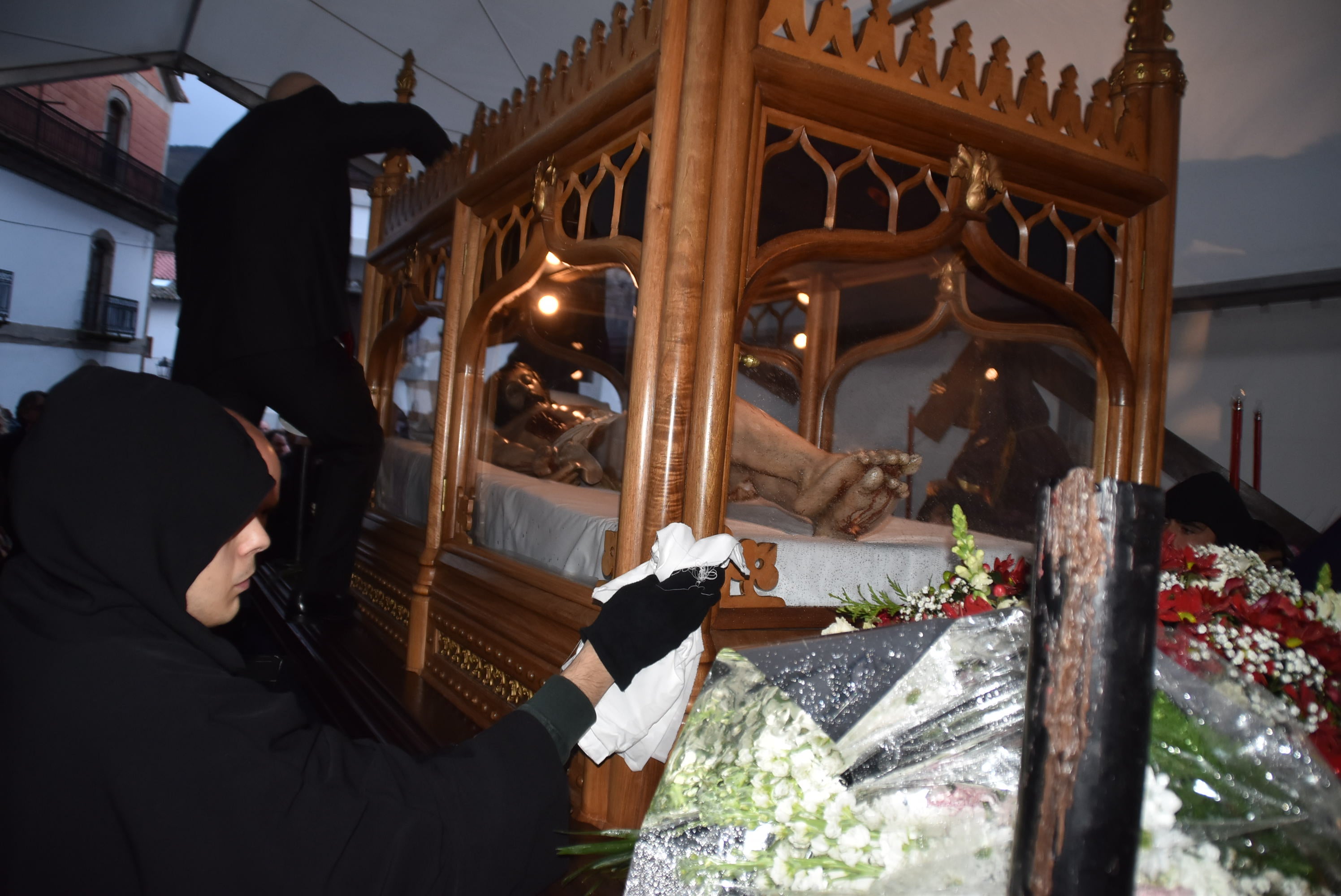 La lluvia obliga a acortar la procesión del Santo Entierro