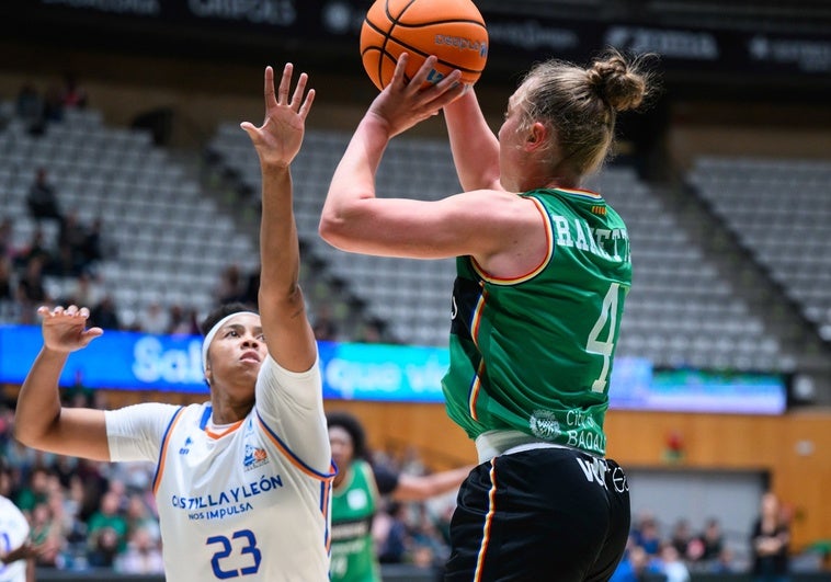 Arica Carter intenta puntear el tiro de Ramette.