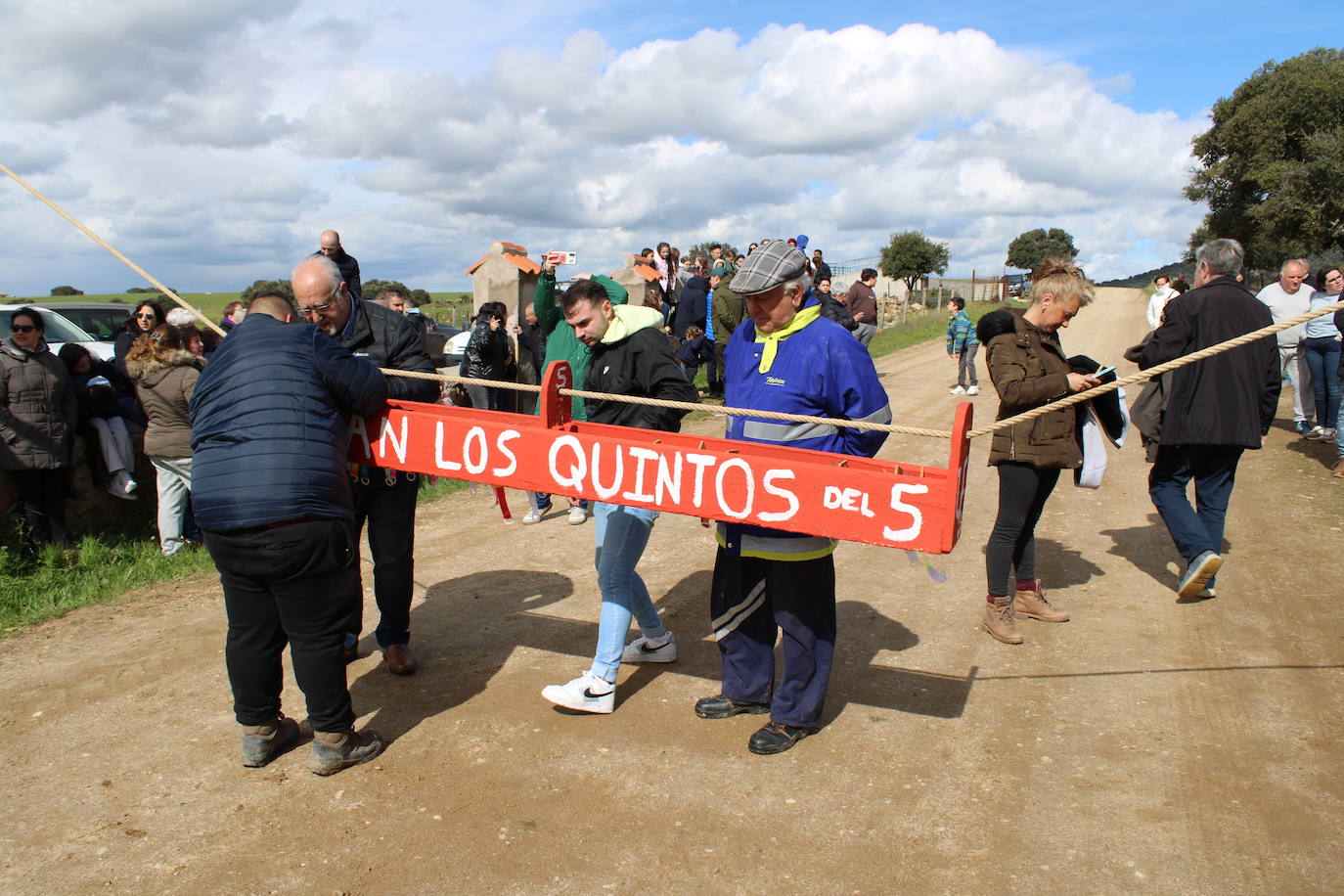 Los quintos de Cespedosa de Tormes celebran la carrera de cintas