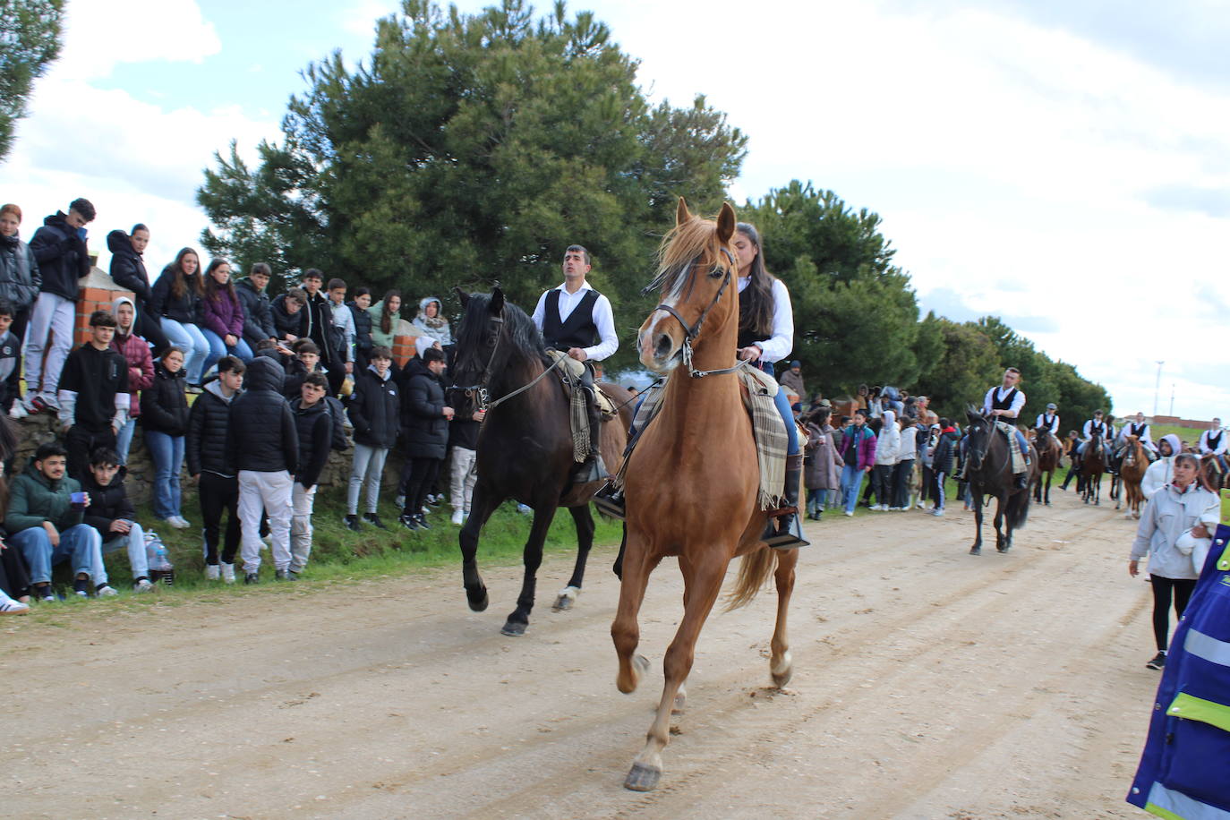 Los quintos de Cespedosa de Tormes celebran la carrera de cintas