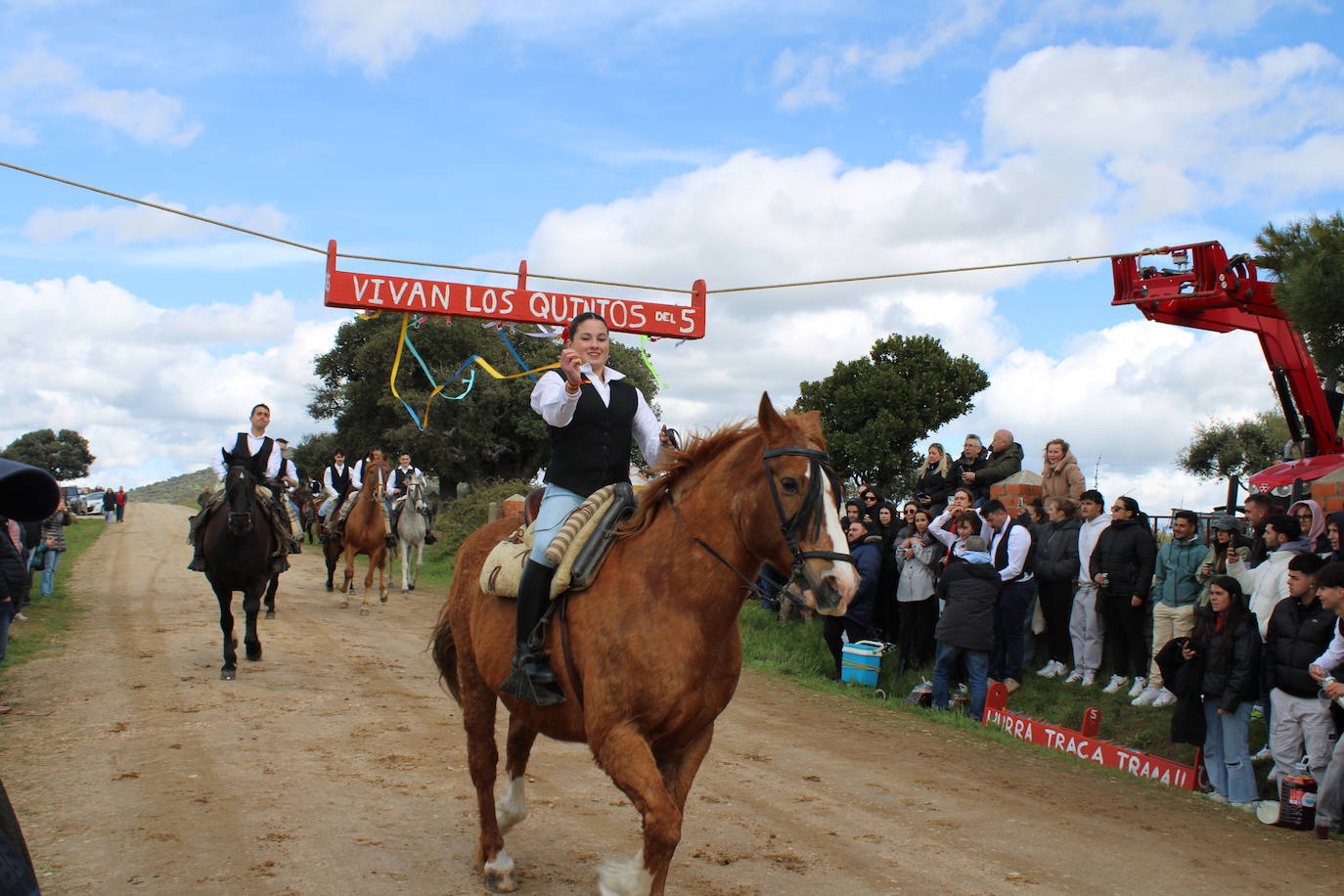 Los quintos de Cespedosa de Tormes celebran la carrera de cintas