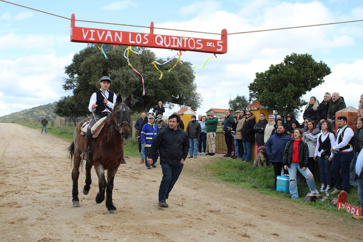 Los quintos de Cespedosa de Tormes celebran la carrera de cintas