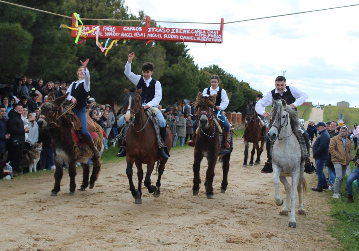 Los quintos de Cespedosa de Tormes celebran la carrera de cintas