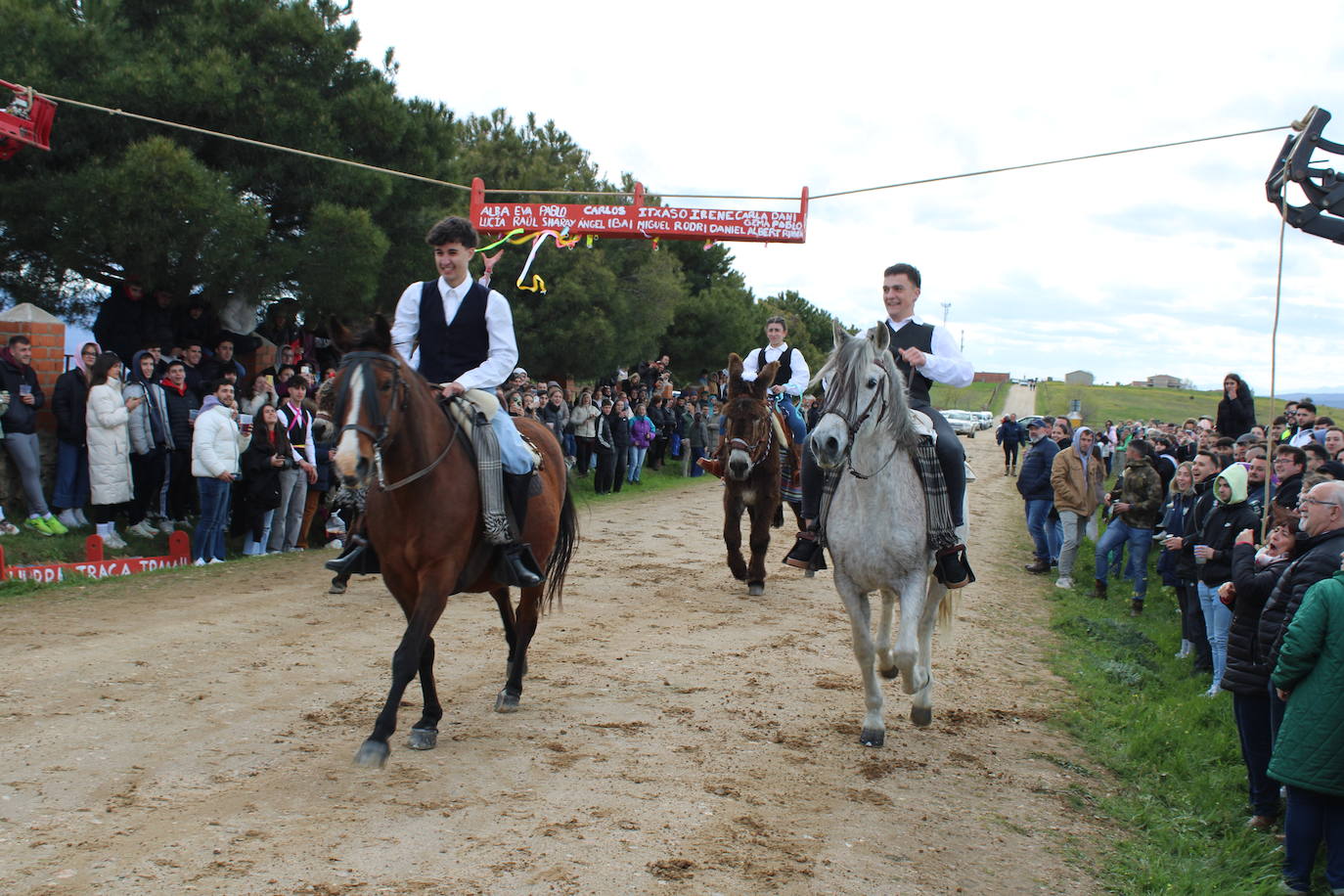 Los quintos de Cespedosa de Tormes celebran la carrera de cintas