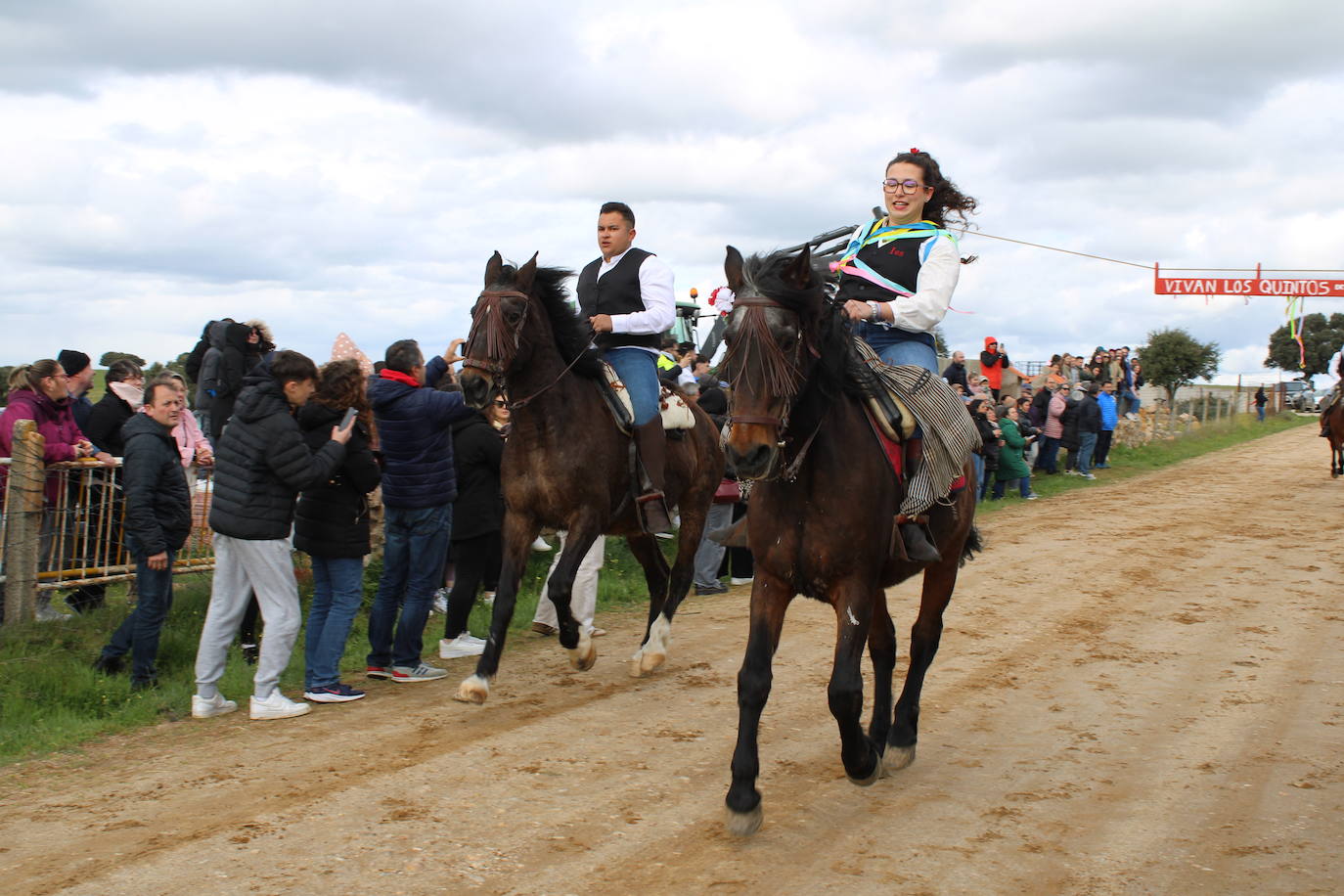 Los quintos de Cespedosa de Tormes celebran la carrera de cintas
