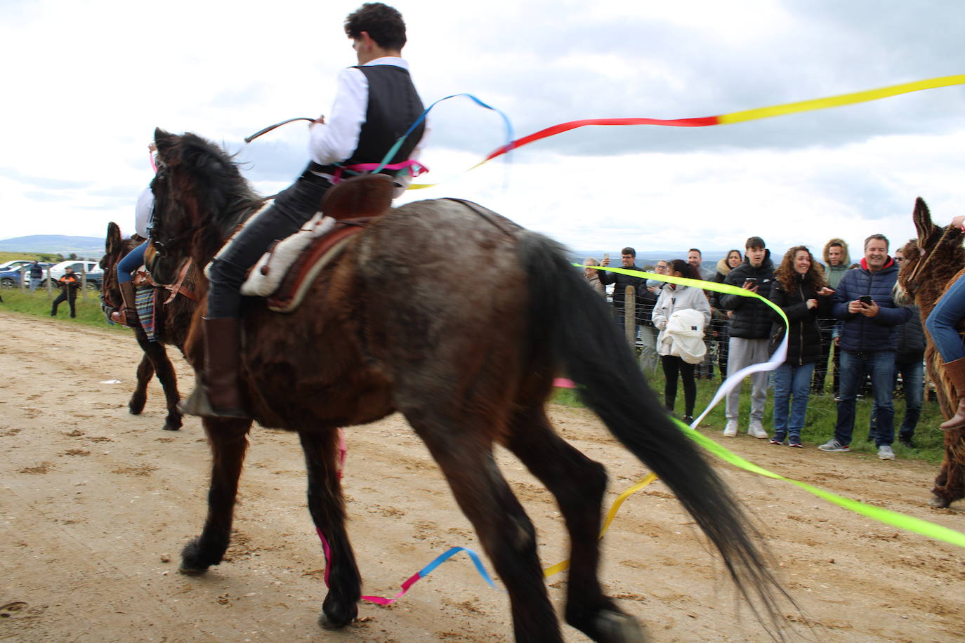 Los quintos de Cespedosa de Tormes celebran la carrera de cintas