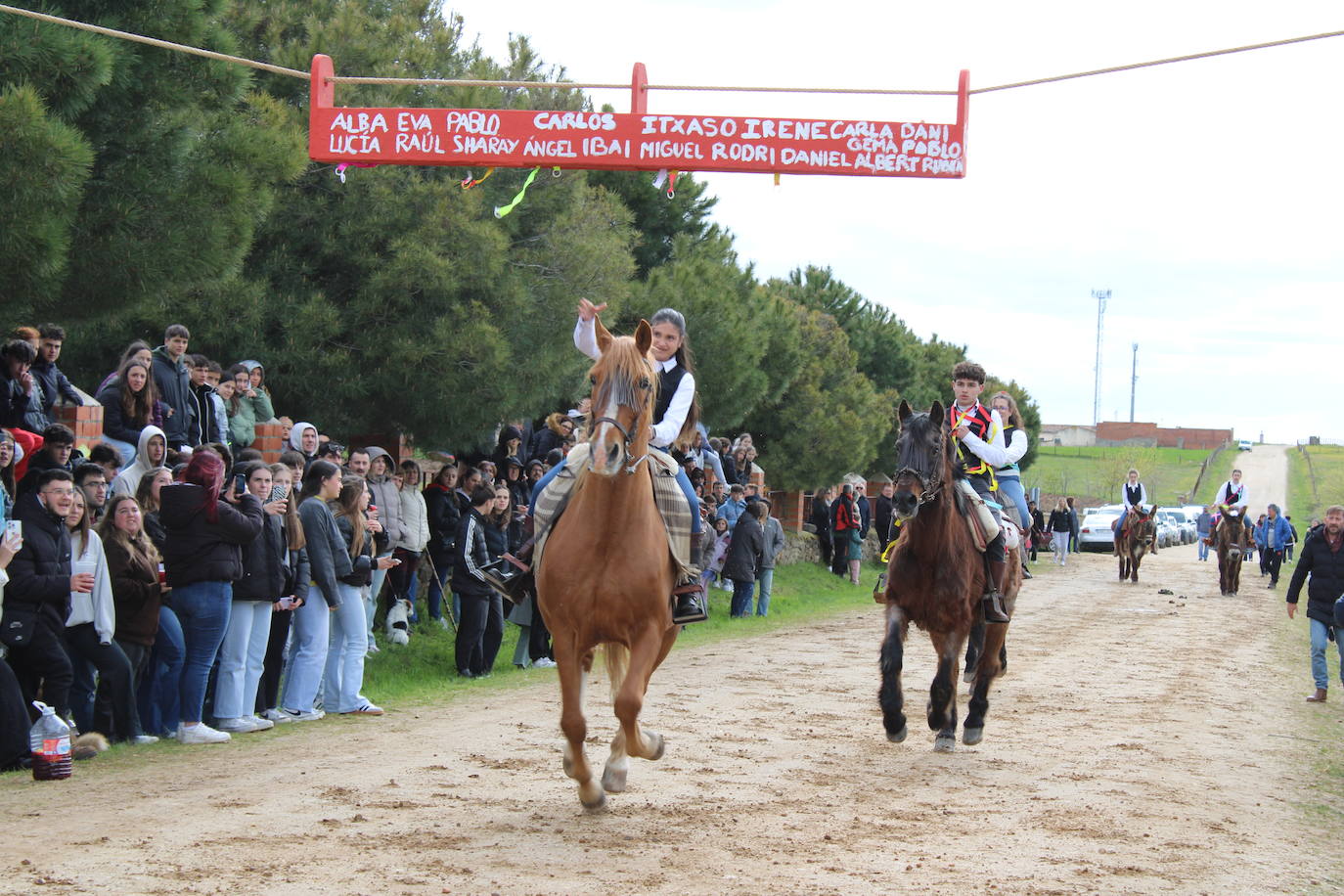 Los quintos de Cespedosa de Tormes celebran la carrera de cintas