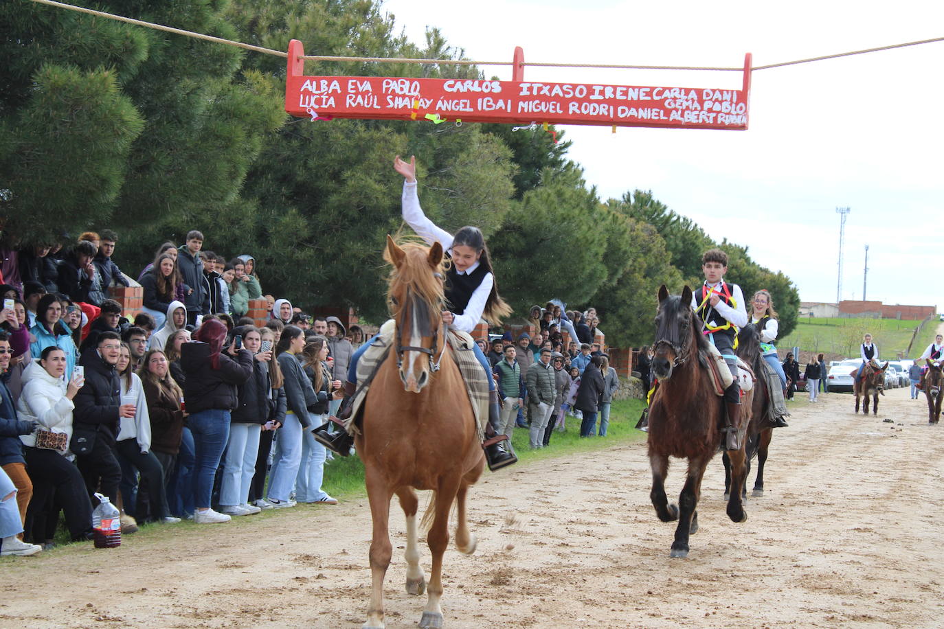 Los quintos de Cespedosa de Tormes celebran la carrera de cintas