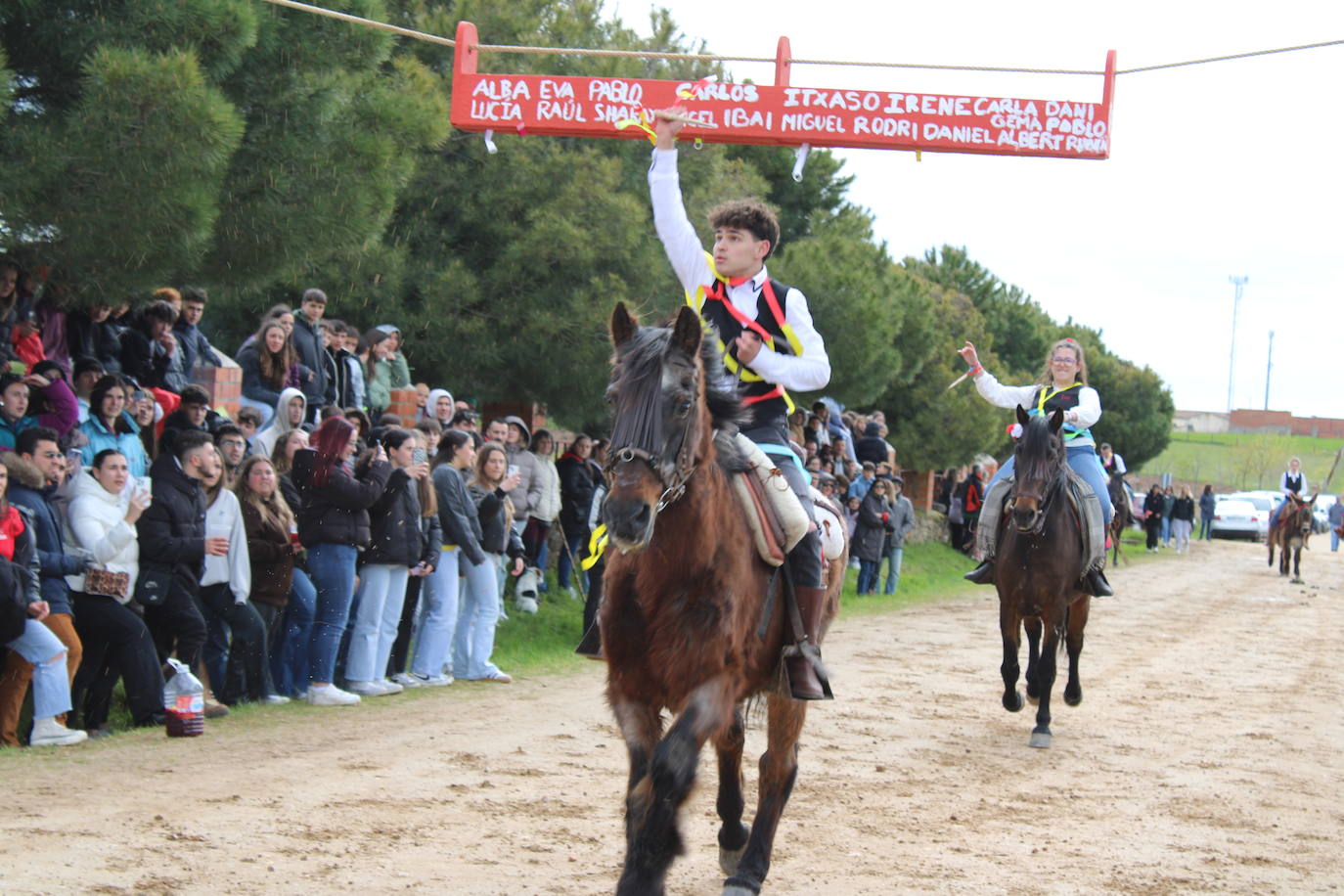 Los quintos de Cespedosa de Tormes celebran la carrera de cintas