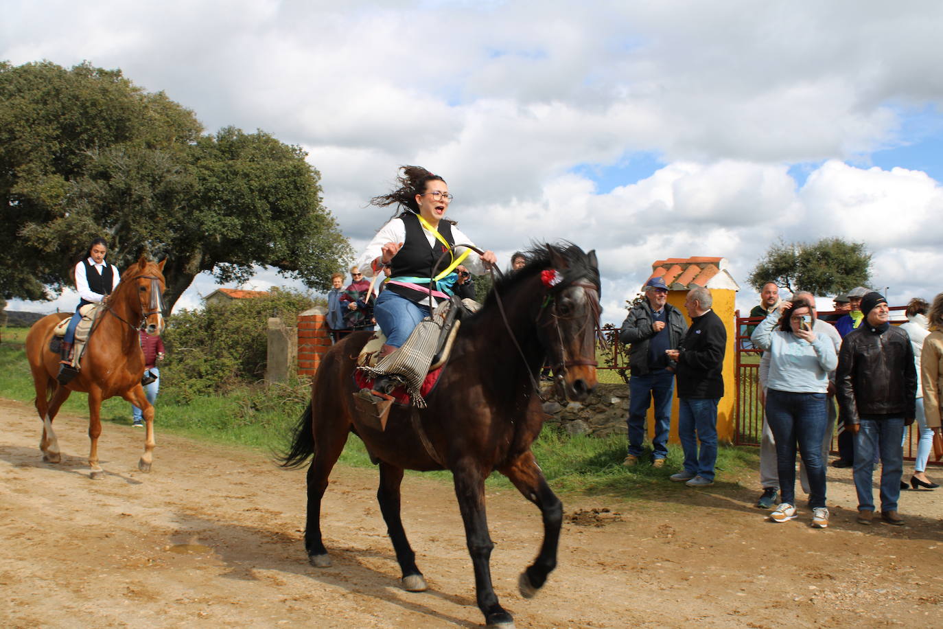 Los quintos de Cespedosa de Tormes celebran la carrera de cintas