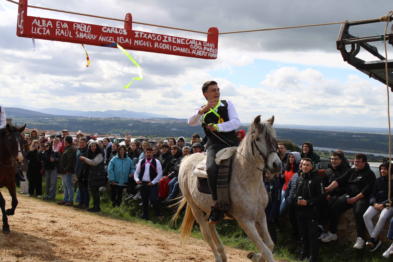 Los quintos de Cespedosa de Tormes celebran la carrera de cintas