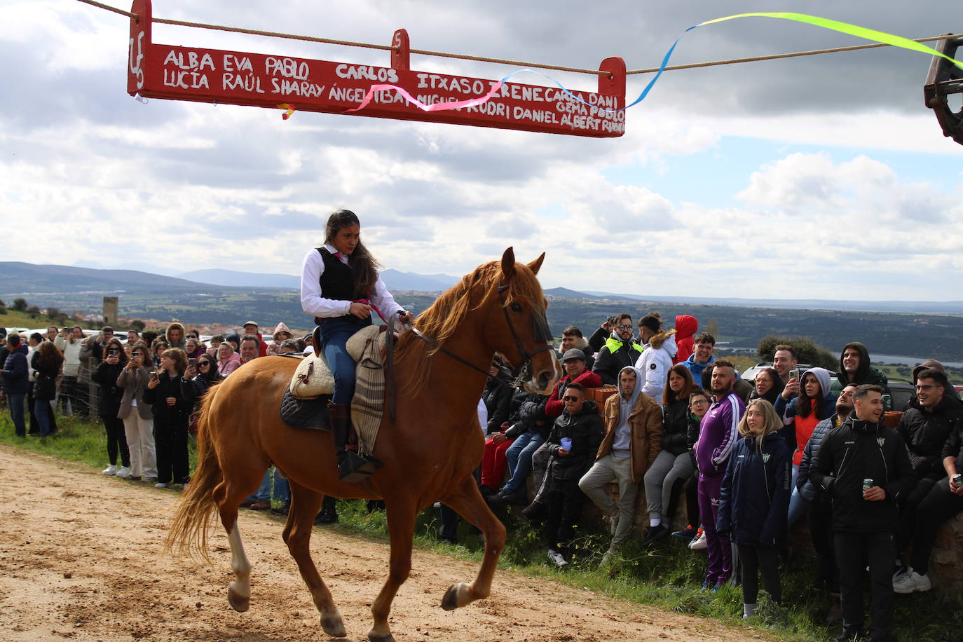 Los quintos de Cespedosa de Tormes celebran la carrera de cintas