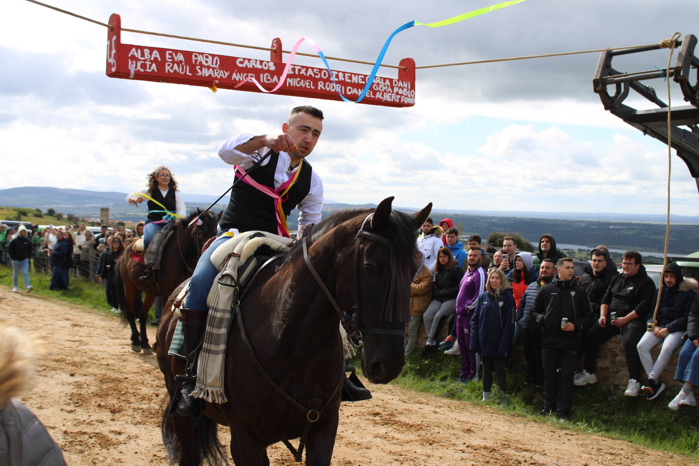 Los quintos de Cespedosa de Tormes celebran la carrera de cintas