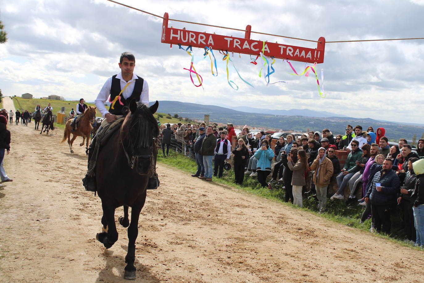 Los quintos de Cespedosa de Tormes celebran la carrera de cintas
