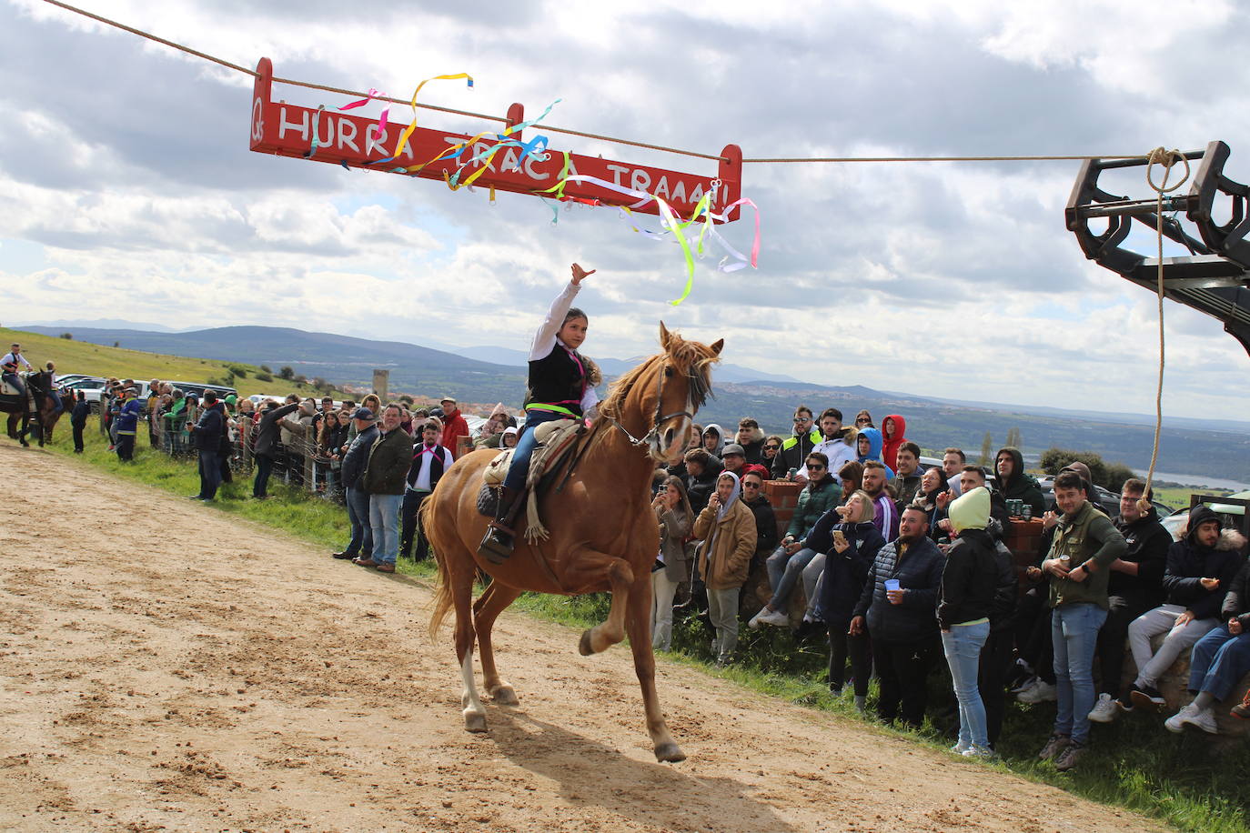 Los quintos de Cespedosa de Tormes celebran la carrera de cintas