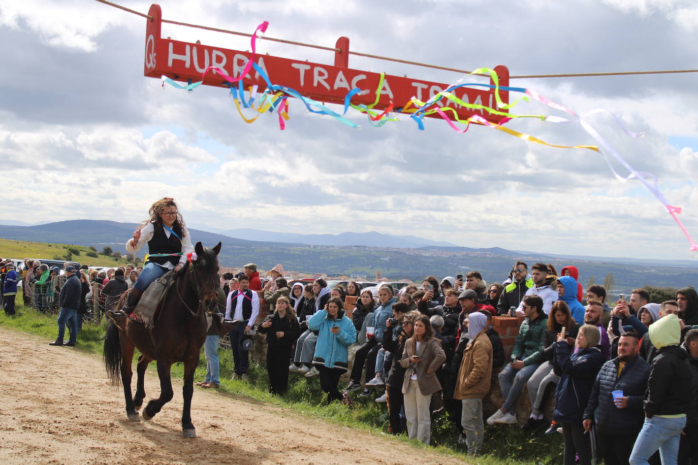 Los quintos de Cespedosa de Tormes celebran la carrera de cintas