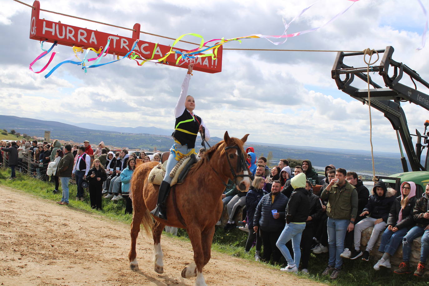 Los quintos de Cespedosa de Tormes celebran la carrera de cintas