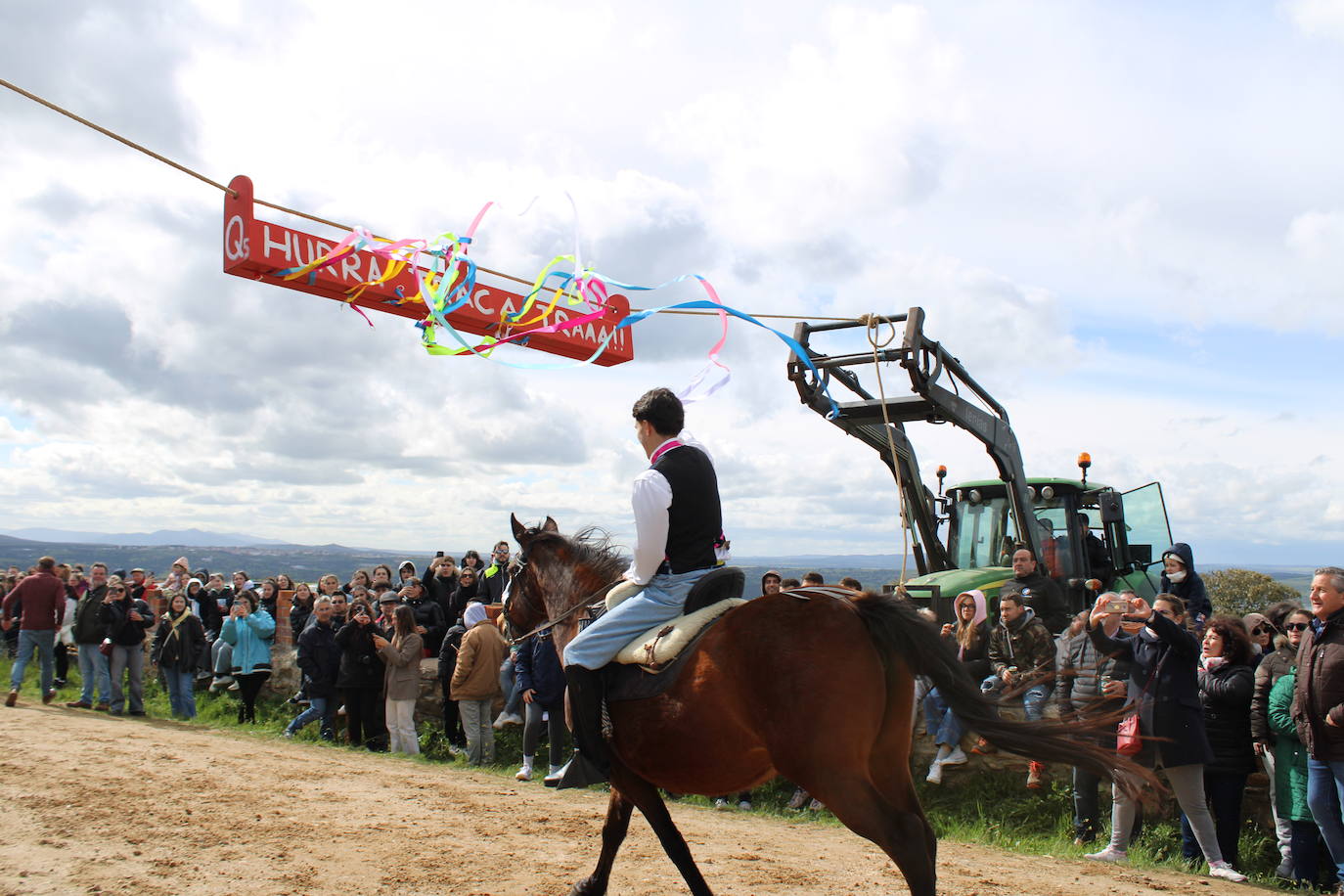 Los quintos de Cespedosa de Tormes celebran la carrera de cintas