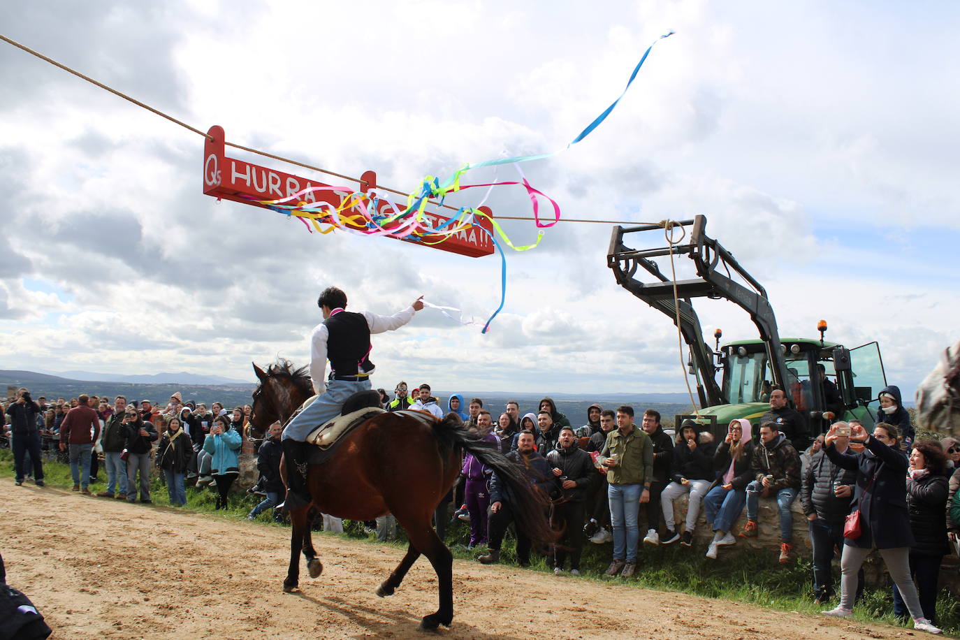 Los quintos de Cespedosa de Tormes celebran la carrera de cintas
